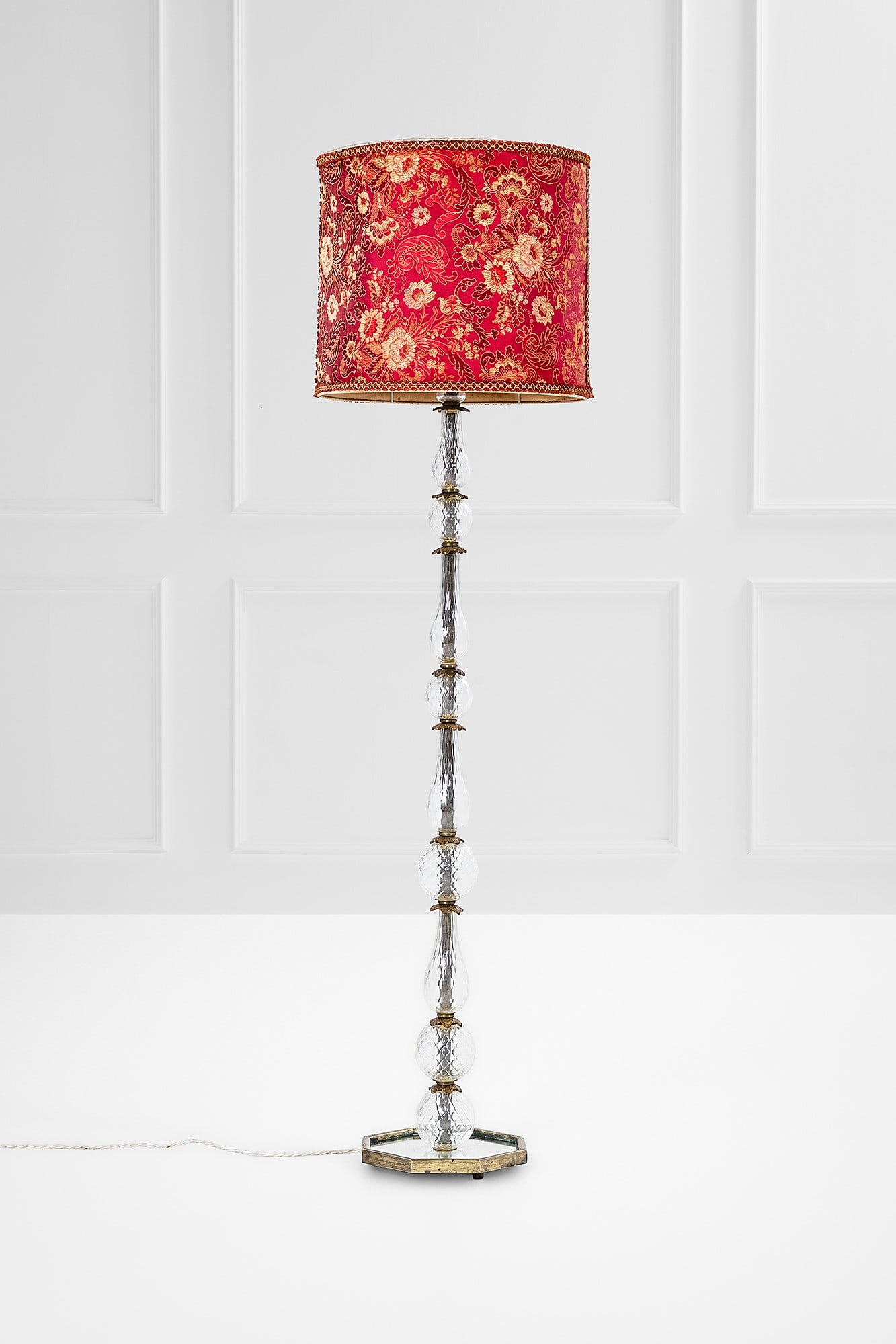 Seguso Vetri d'Arte (attr.). Lampada da terra: Lampada da terra Vetro balloton trasparente, vetro specchiato, ottone, tessuto. 1940 ca. h cm 182, diam. cm 48