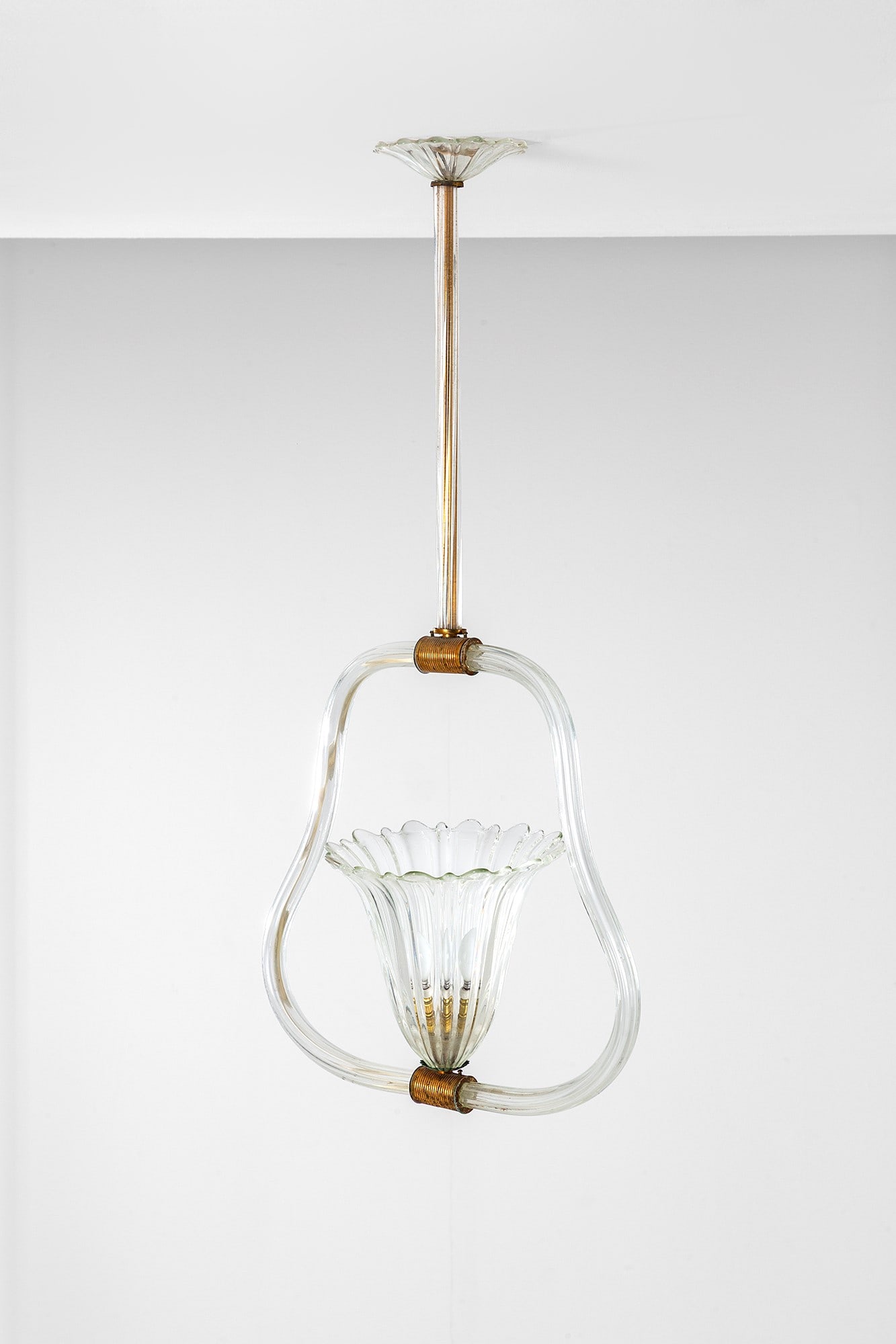 Barovier & Toso. Lampadario: Lampadario Vetro trasparente cordonato, ottone. 1940 ca. cm 82x40x20