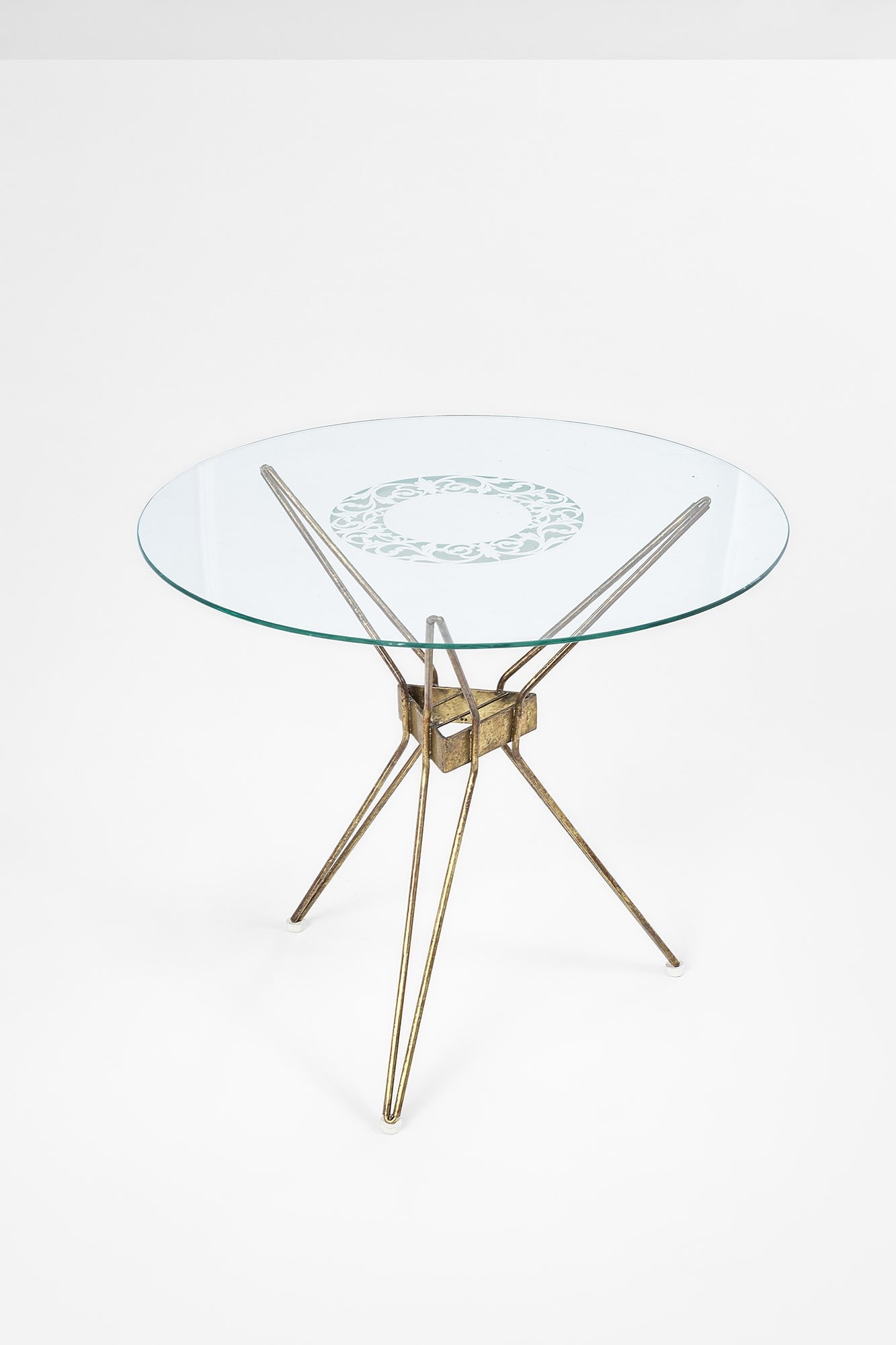 Tavolino: Tavolino Ottone, cristallo molato con decorazione vegetale satinata. 1950 ca. h cm 50, diam. cm 57