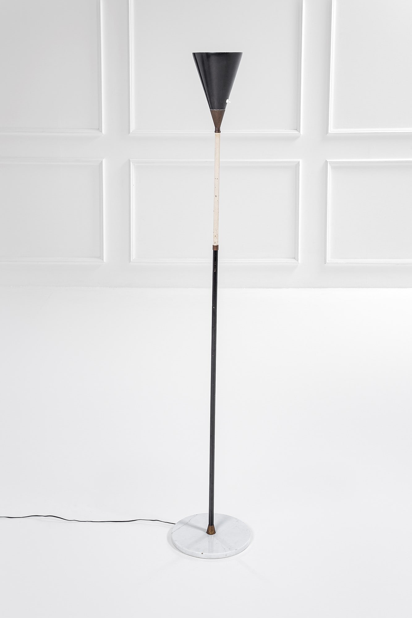 Giuseppe Ostuni (attr.). Lampada da terra con riflettore estensibile e orientabile: Lampada da terra con riflettore estensibile e orientabile Metallo verniciato, ottone, marmo. 1950 ca. h stelo cm 153; lung. braccio cm 37; riflettore h cm 28, diam. cm 19