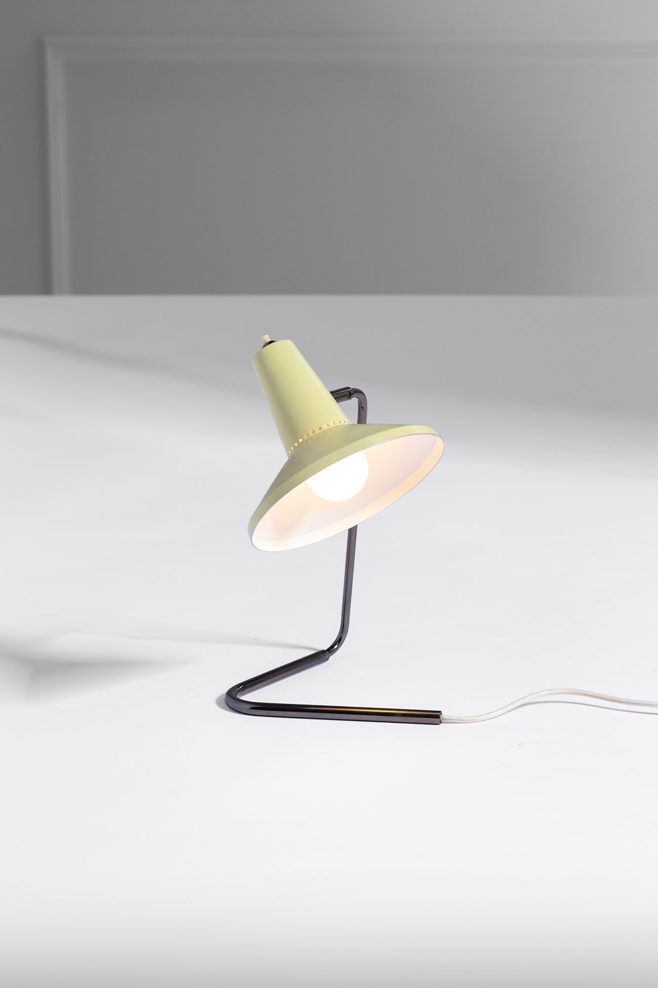 Giuseppe Ostuni. Lampada da tavolo mod. 223: Lampada da tavolo mod. 223 Ottone, alluminio verniciato. Produzione Oluce, 1949, ca. cm 30x23x17 Literature: T. Braeuniger, O-LUCE di Giuseppe Ostuni, Ein Werkverzeichnis, Lumi Press, 2021, vol II,