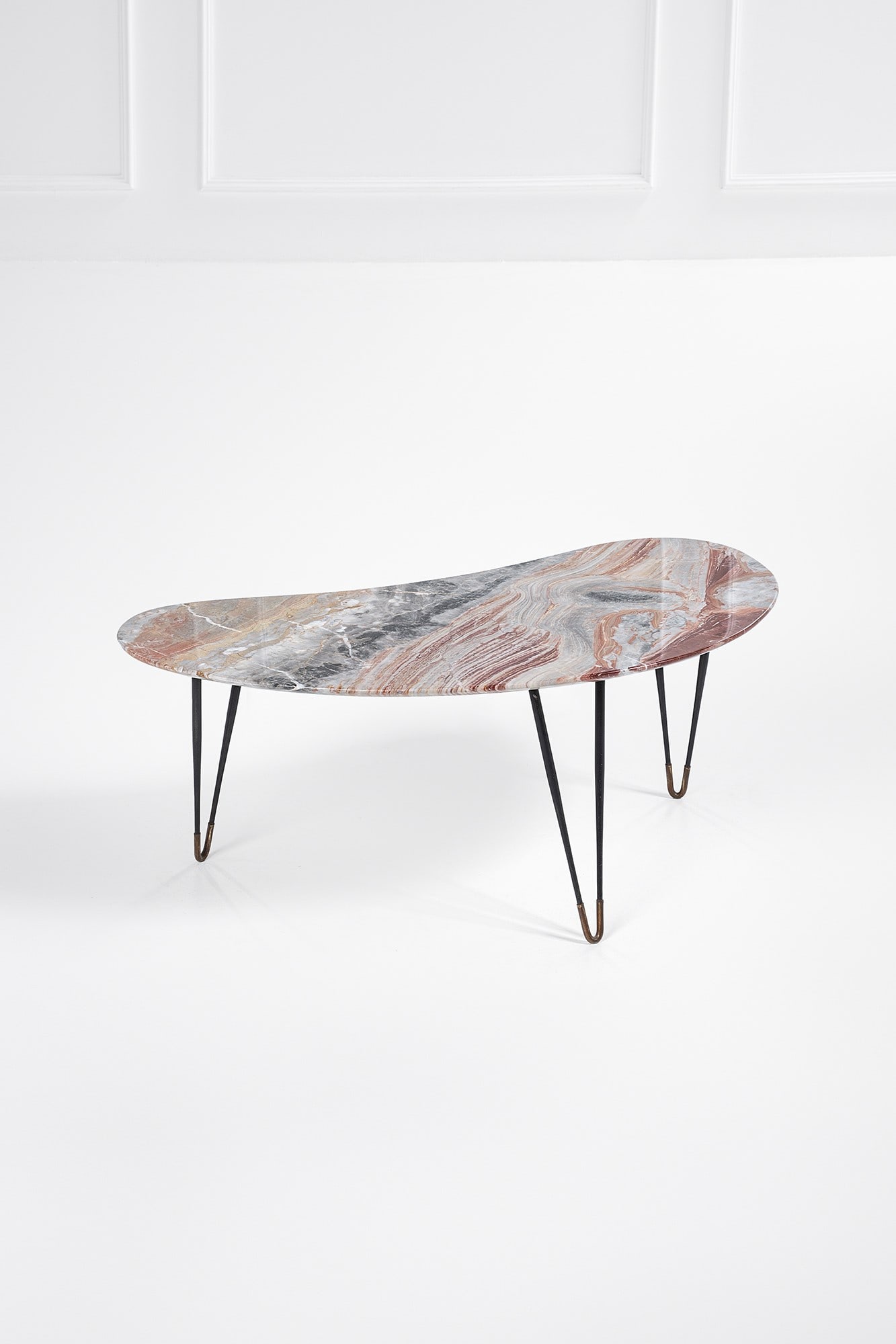 Tavolino a fagiolo: Tavolino a fagiolo Metallo verniciato, ottone, marmo. 1950 ca. cm 40x96x46