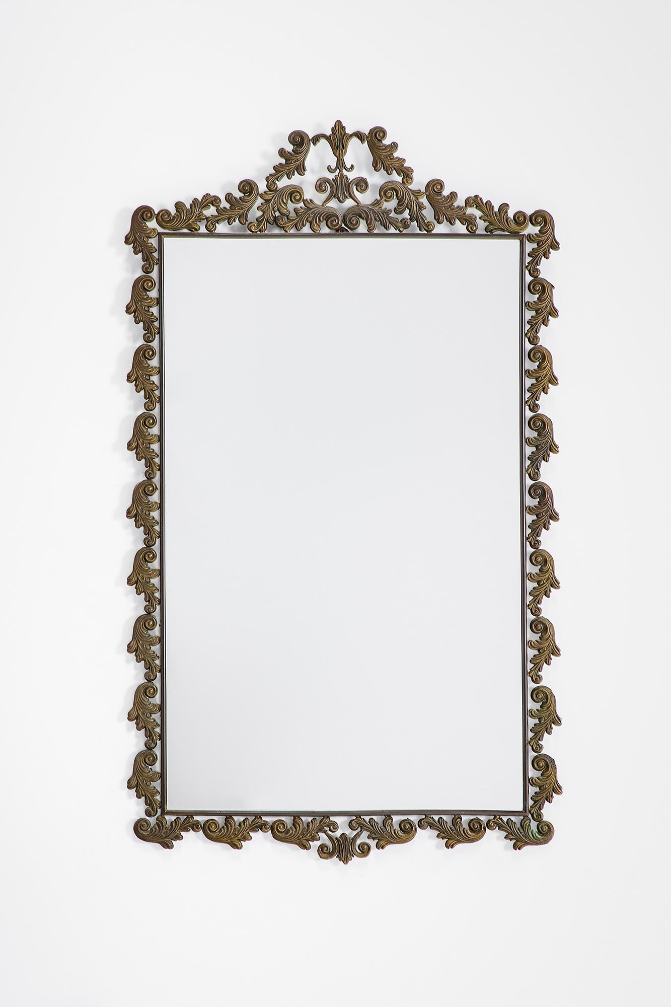 Specchiera: Specchiera Decorazione in ottone a rocailles, vetro specchiato. 1950 ca. cm 102x60x2