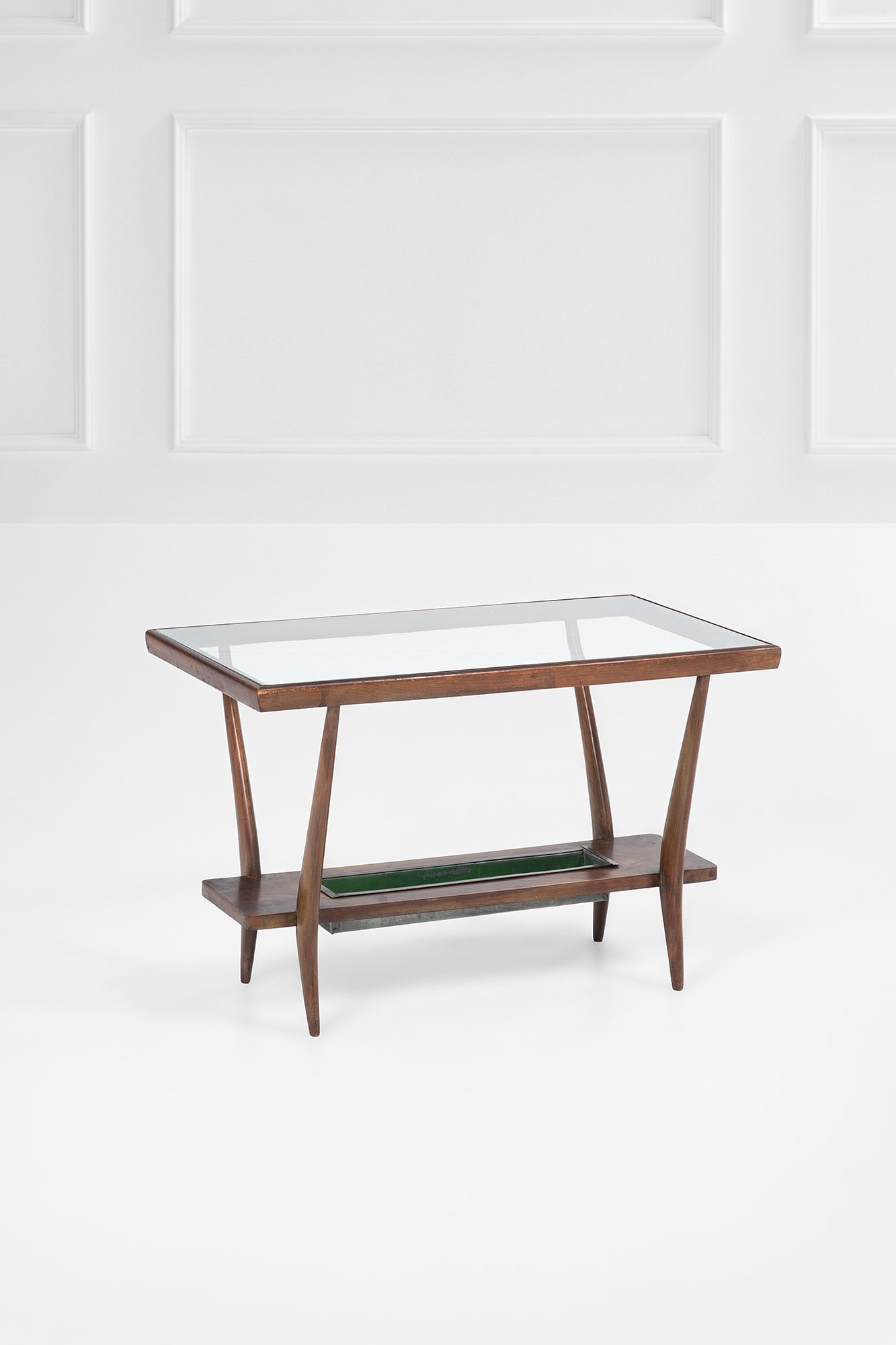 Tavolino a due piani: Tavolino a due piani Legno massello sagomato, cristallo, vaschetta portafiori. 1950 ca. cm 47x74x44
