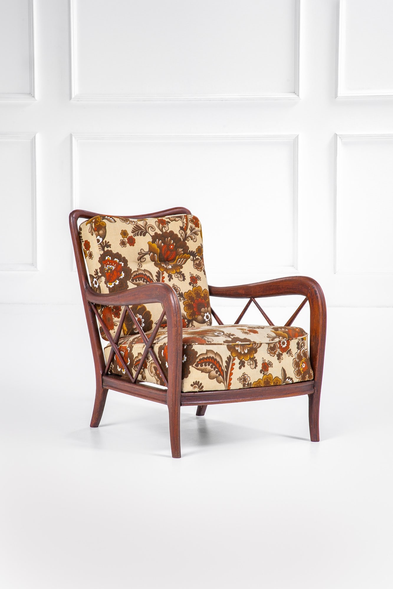 Paolo Buffa (attr.). Poltrona: Poltrona Legno massello sagomato, tessuto. 1950 ca. cm 78x64x70
