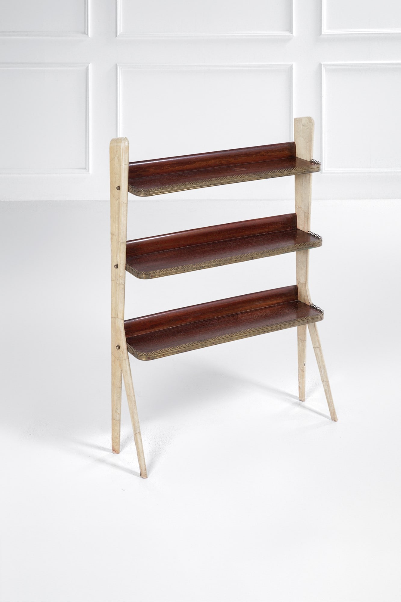 Etagère: Etagère Legno impiallacciato, ottone, pergamena. 1950 ca. cm 127x96x22