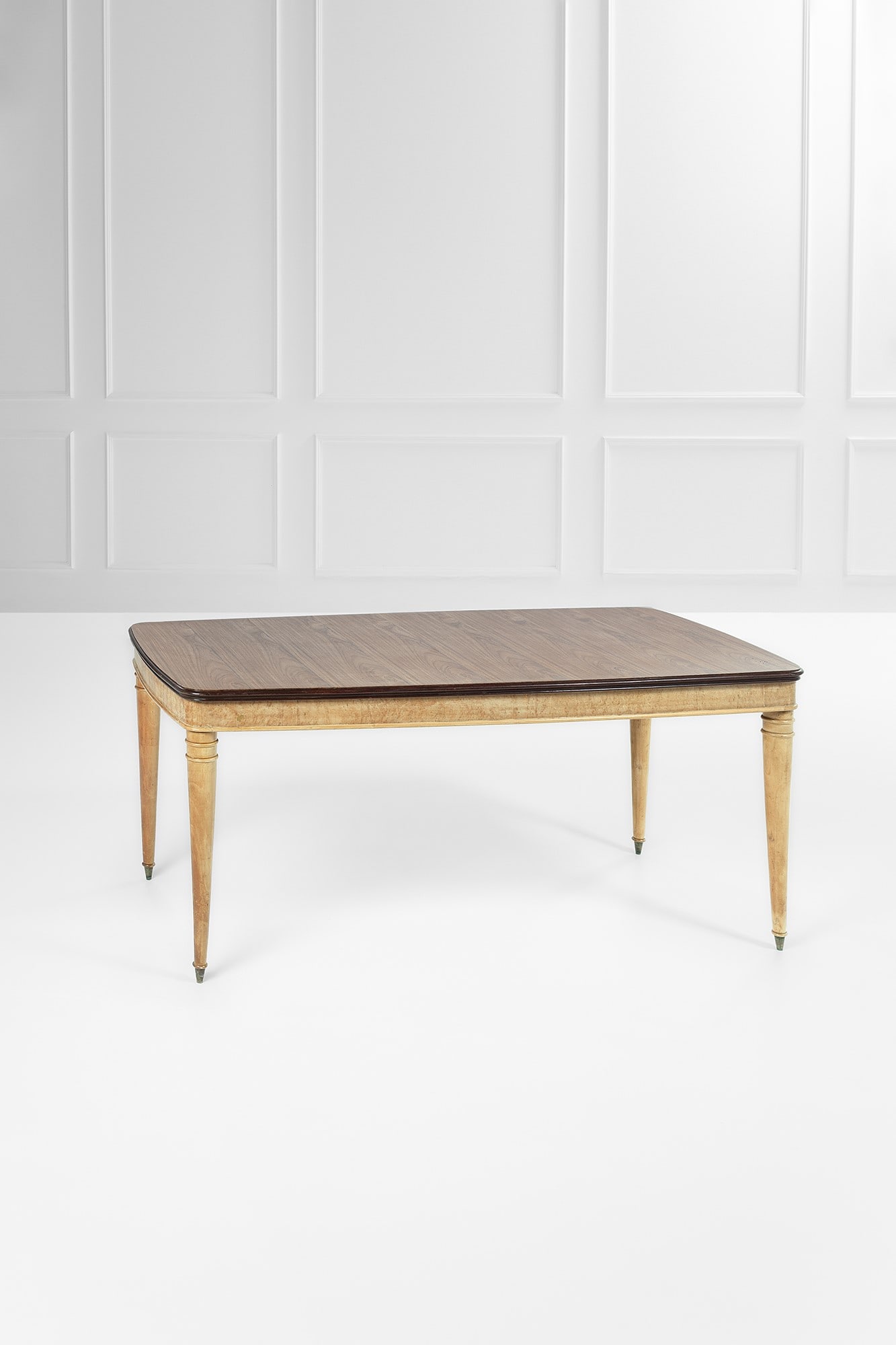 Tavolo da pranzo: Tavolo da pranzo Legno massello, legno impiallacciato, radica, ottone. 1950 ca. cm 82x183x92