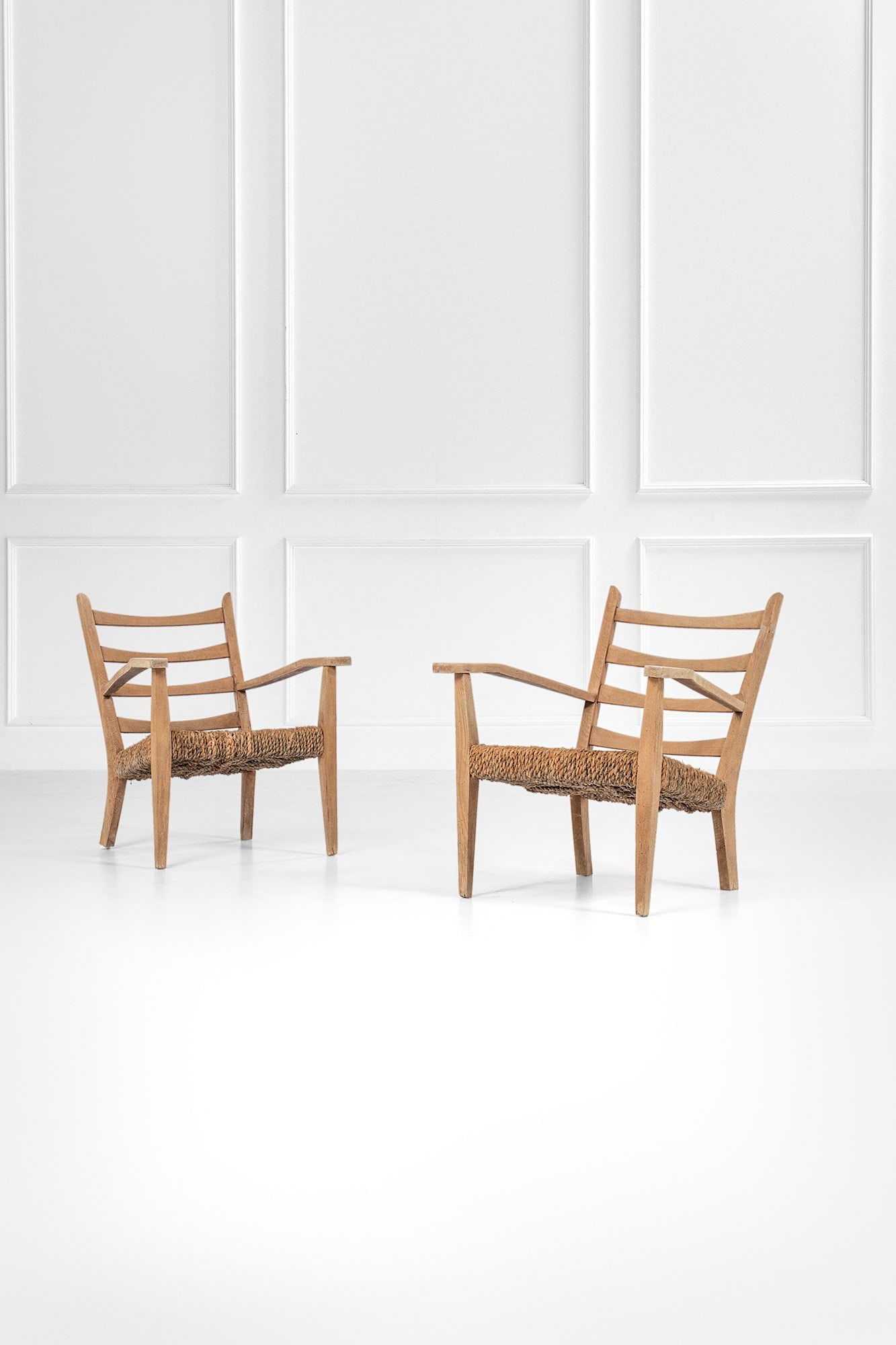 Due poltrone: Due poltrone Legno massello sagomato, corda. 1950 ca. cm 77x63x71