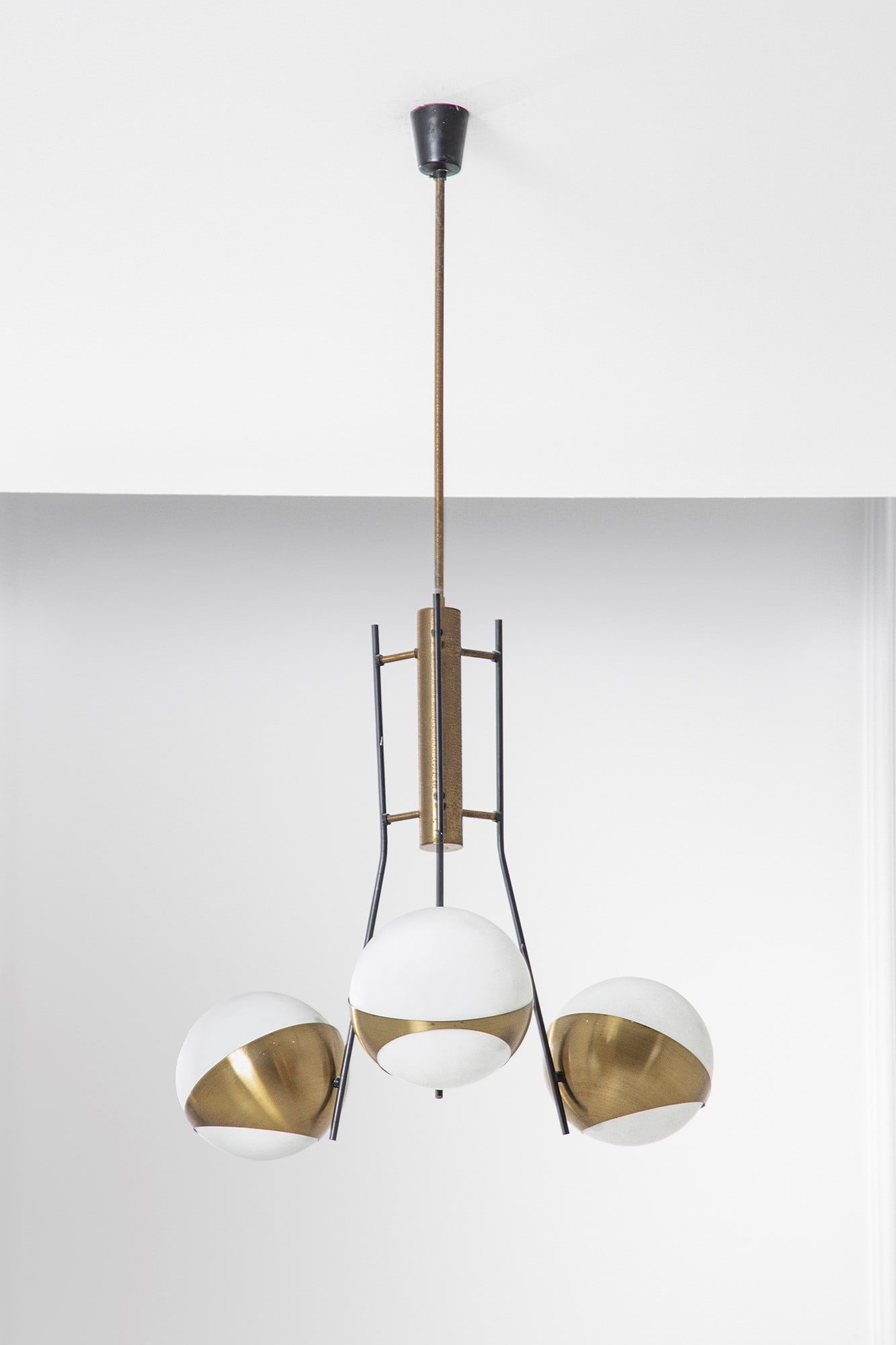 Stilnovo. Lampadario a tre luci: Lampadario a tre luci Ottone lucido, metallo verniciato, vetro opalino satinato. Prod. Stilnovo, 1950 ca. h cm 110, diam. cm 50