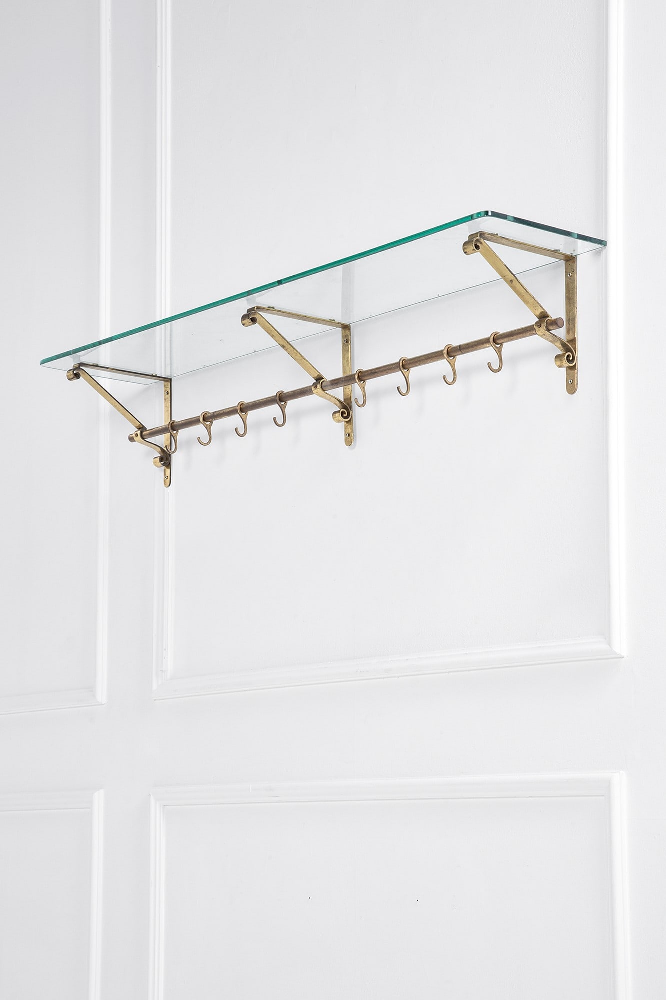 Luigi Fontana. Appendiabiti pensile: Appendiabiti pensile Ottone, cristallo molato di forte spessore. Prod. Fontana Arte, 1950 ca. Etichetta di produzione. cm 26x140x30