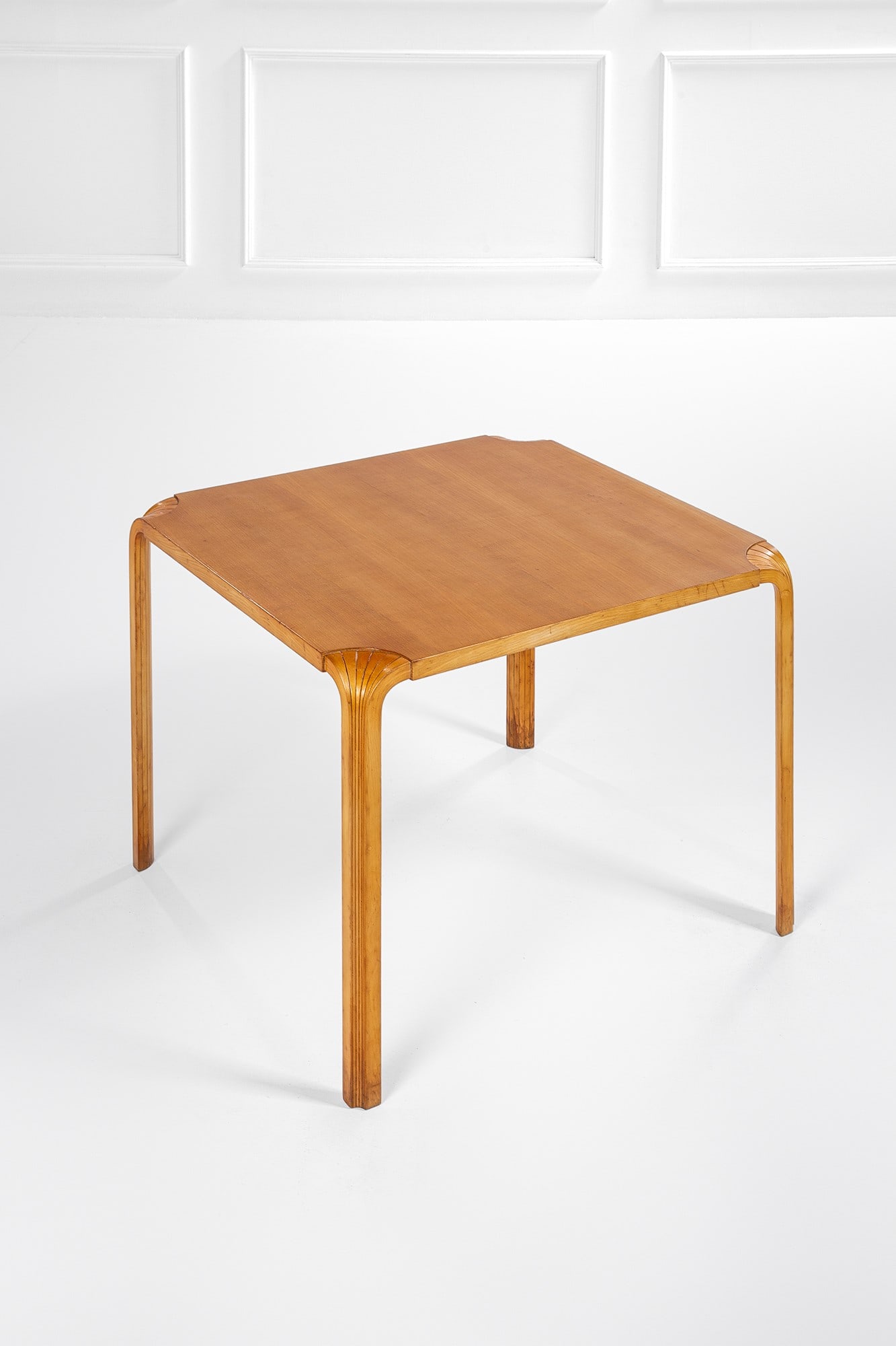 Alvar Aalto. Tavolo mod. X-Leg: Tavolo mod. X-Leg Legno curvato. Prod. Artek, 1950 ca. Marchio del produttore. cm 72x90x90