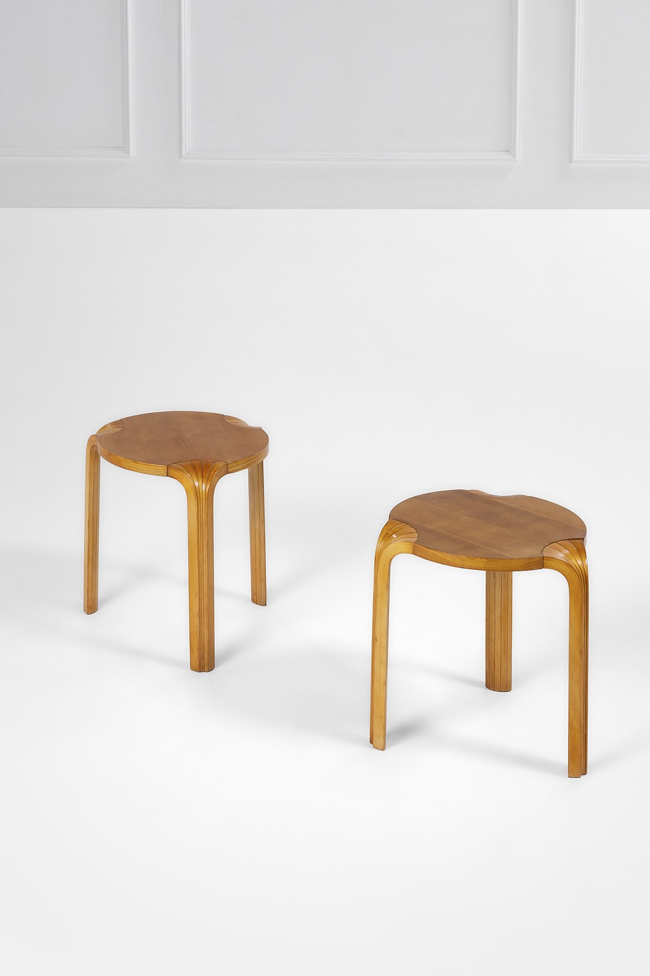 Alvar Aalto. Due sgabelli mod. X600: Due sgabelli mod. X600 Legno curvato. Prod. Artek, 1960 ca. h cm 45, diam. cm 42