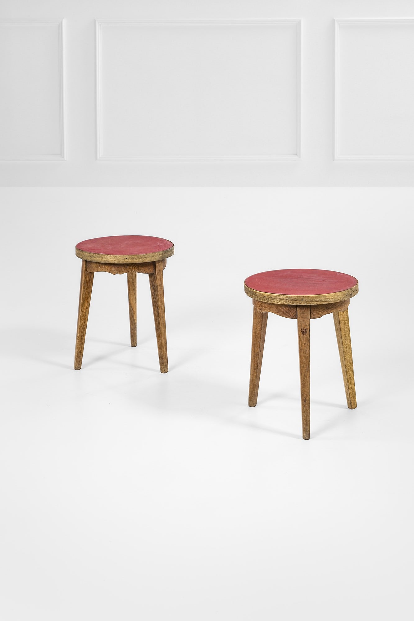 Due sgabelli: Due sgabelli Legno massello sagomato, ottone, panno. Prod. Bergani,1952 ca. h cm 44, diam. cm 35
