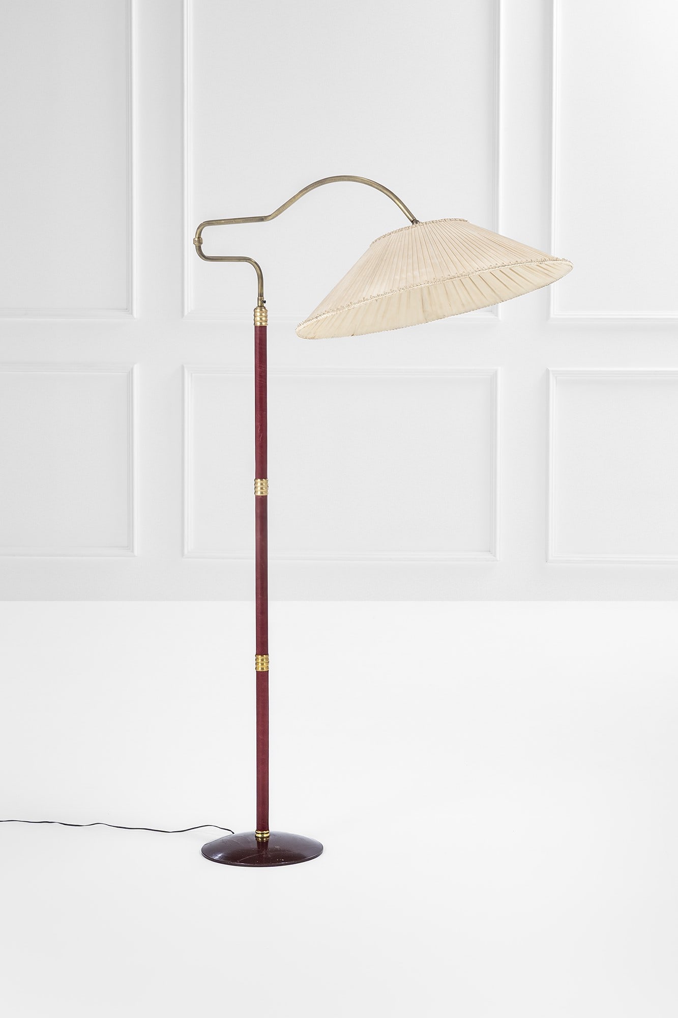 Lampada da terra mod. Bridge: Lampada da terra mod. Bridge Ottone, metallo verniciato, cuoio, tessuto. 1950 ca. h variabile cm 157-188, lung. braccio cm 86, diam. paralume cm 60