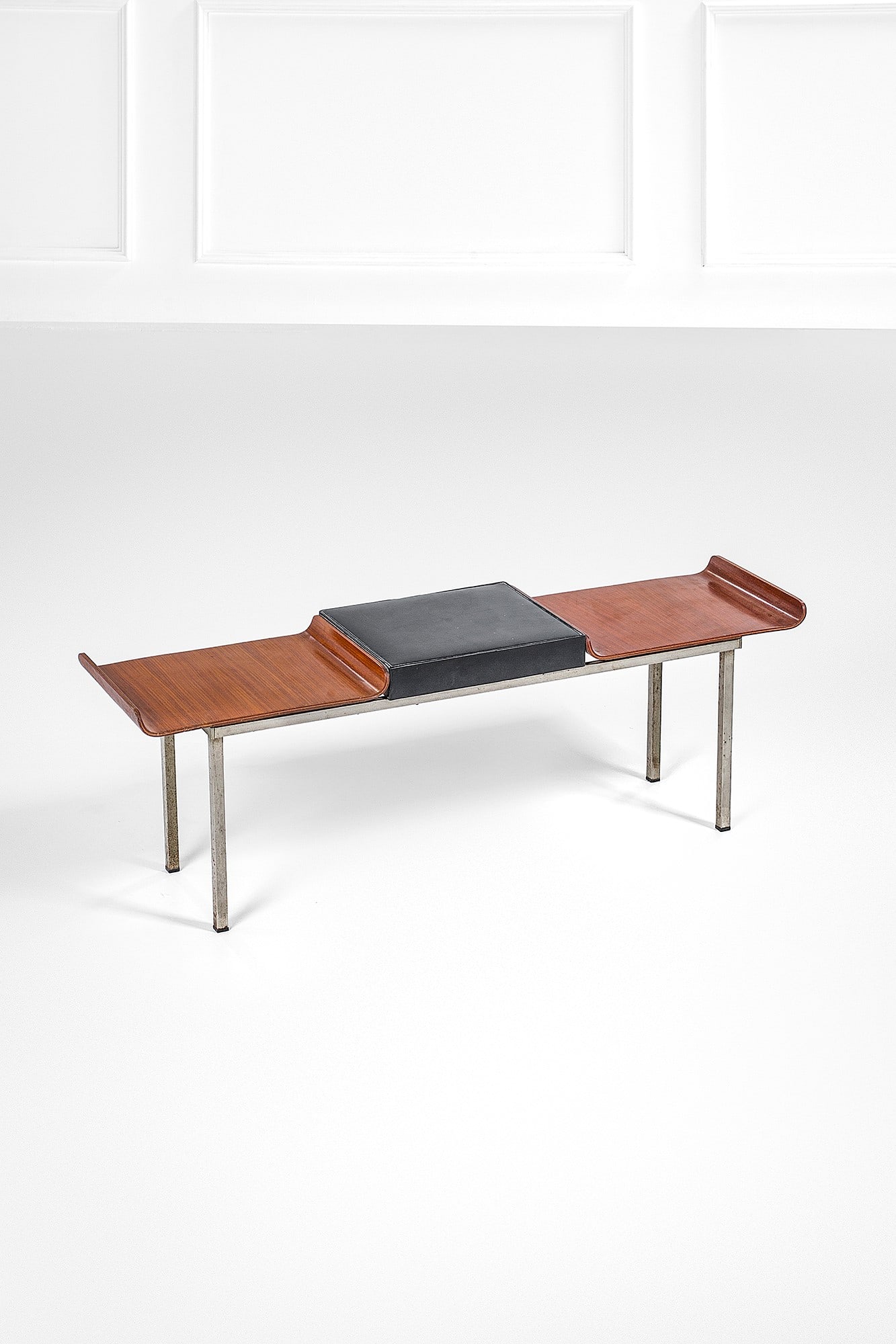 Panca a tre posti: Panca a tre posti Legno curvato, pelle. 1960 ca. cm 36x150x45