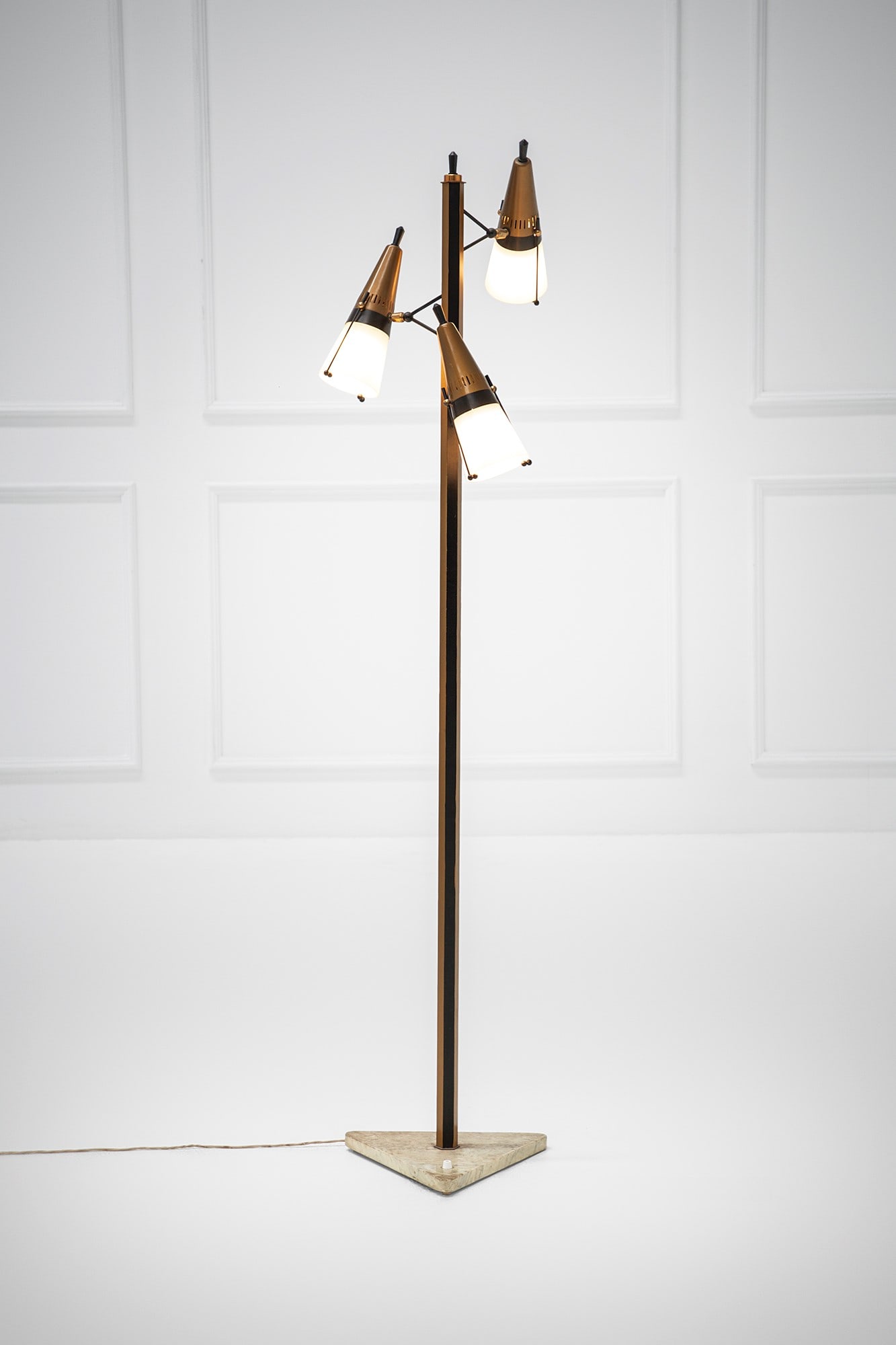 Lampada da terra: Lampada da terra Ottone, metallo verniciato, vetro opalino satinato, marmo. 1950 ca. cm 170x40x40