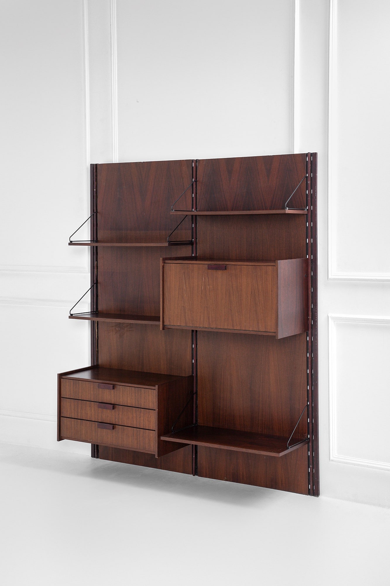 Libreria a due campate: Libreria a due campate Mensole, cassettiera e mobile a ribalta. Legno impiallacciato, legno massello, metallo verniciato. 1960 ca. cm 200x172x40