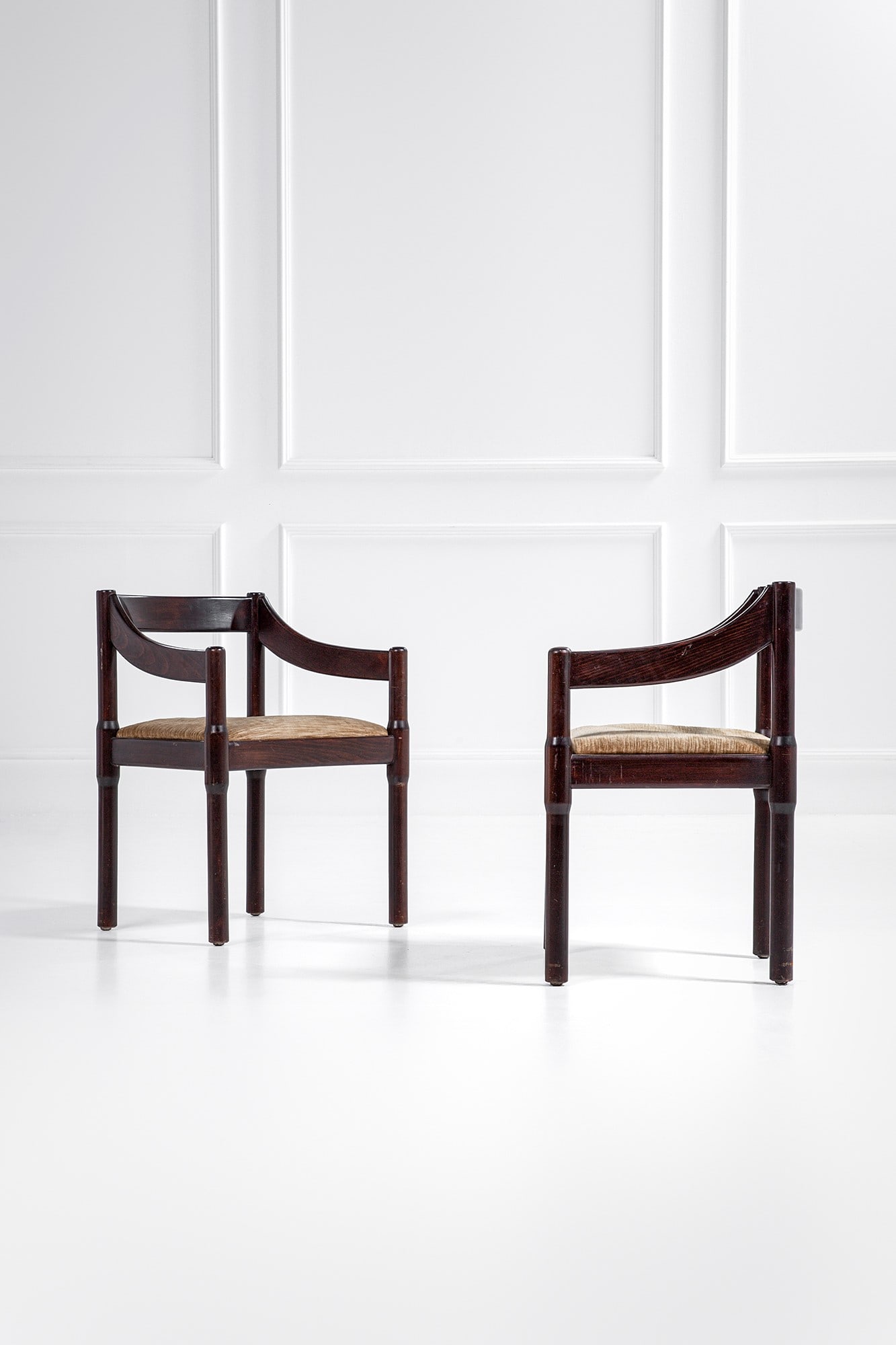 Vico Magistretti. Due poltrone mod. Carimate: Due poltrone mod. Carimate Legno massello tinto, tessuto. Prod. Cassina, 1960 ca. cm 75x58x47 Literature: Giuliana Gramigna, Repertorio 1950-2000, Allemandi, Torino, 2003, p. 78; Giampiero Bosoni,