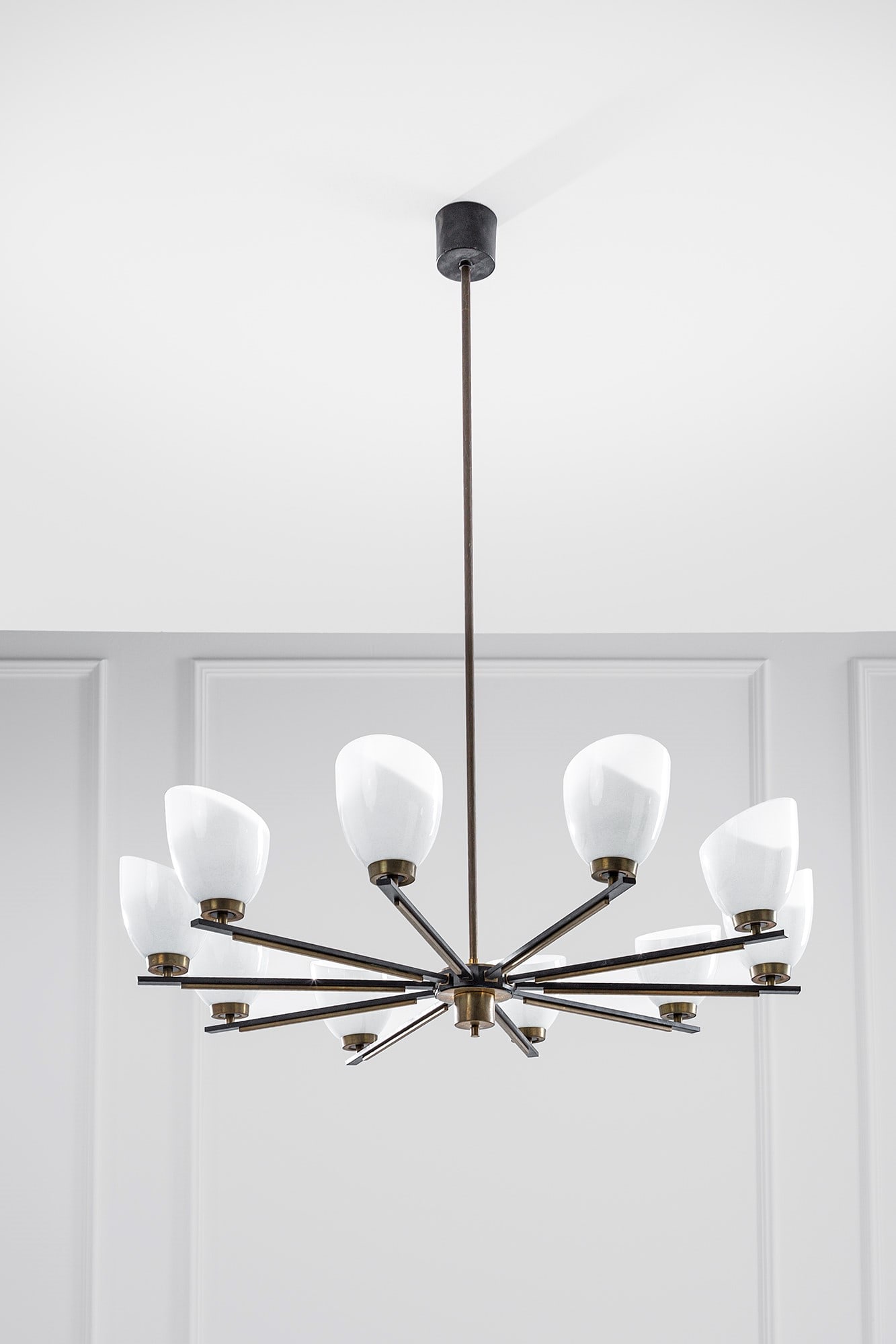 Grande lampadario a dieci luci: Grande lampadario a dieci luci Ottone, metallo verniciato, vetro opalino. 1960 ca. h cm 124, diam. cm 90