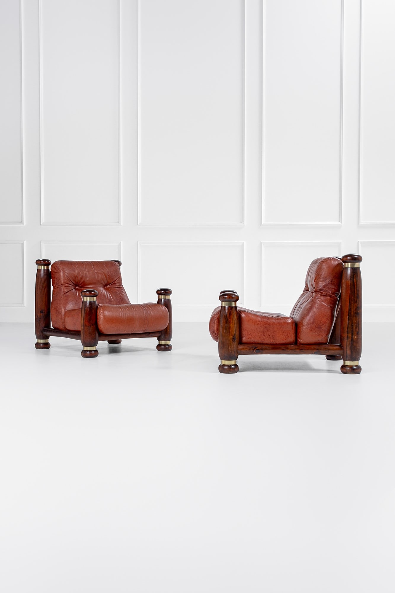 Due poltrone: Due poltrone Legno massello tornito, pelle, ottone. Brasile, 1960 ca. cm 76x85x100
