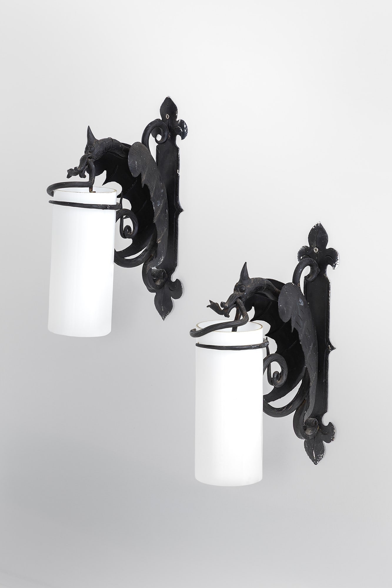 Due lampade parete a guisa di drago: Due lampade parete a guisa di drago Metallo sagomato verniciato, vetro opalino satinato. 1960 ca. cm 37x15x25