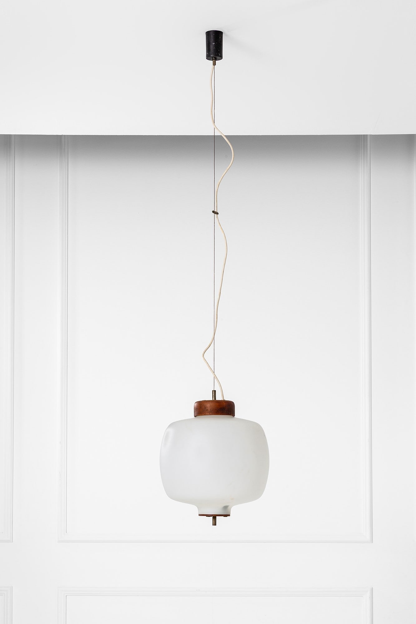Stilnovo (attr.). Lampada a sospensione: Lampada a sospensione Vetro opalino satinato, ottone, legno. 1950 ca. h variabile; diffusore h cm 33, diam. cm 33