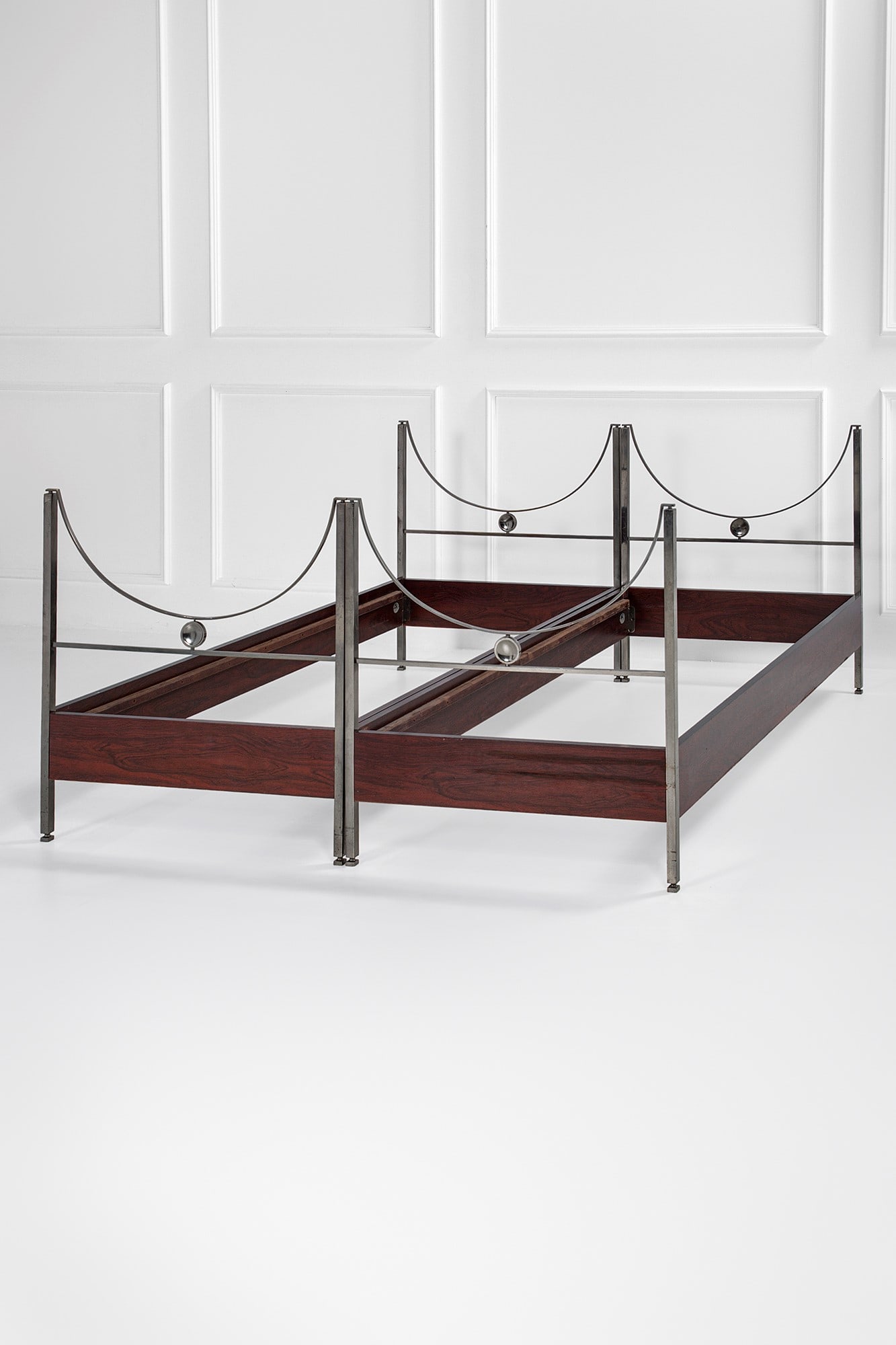 Carlo De Carli. Letto doppio trasformabile mod. D70: Letto doppio trasformabile mod. D70 Metallo nichelato, legno tinto. Prod. Sormani, 1960 ca. cm 96x200x90; misure interne cm 194x85