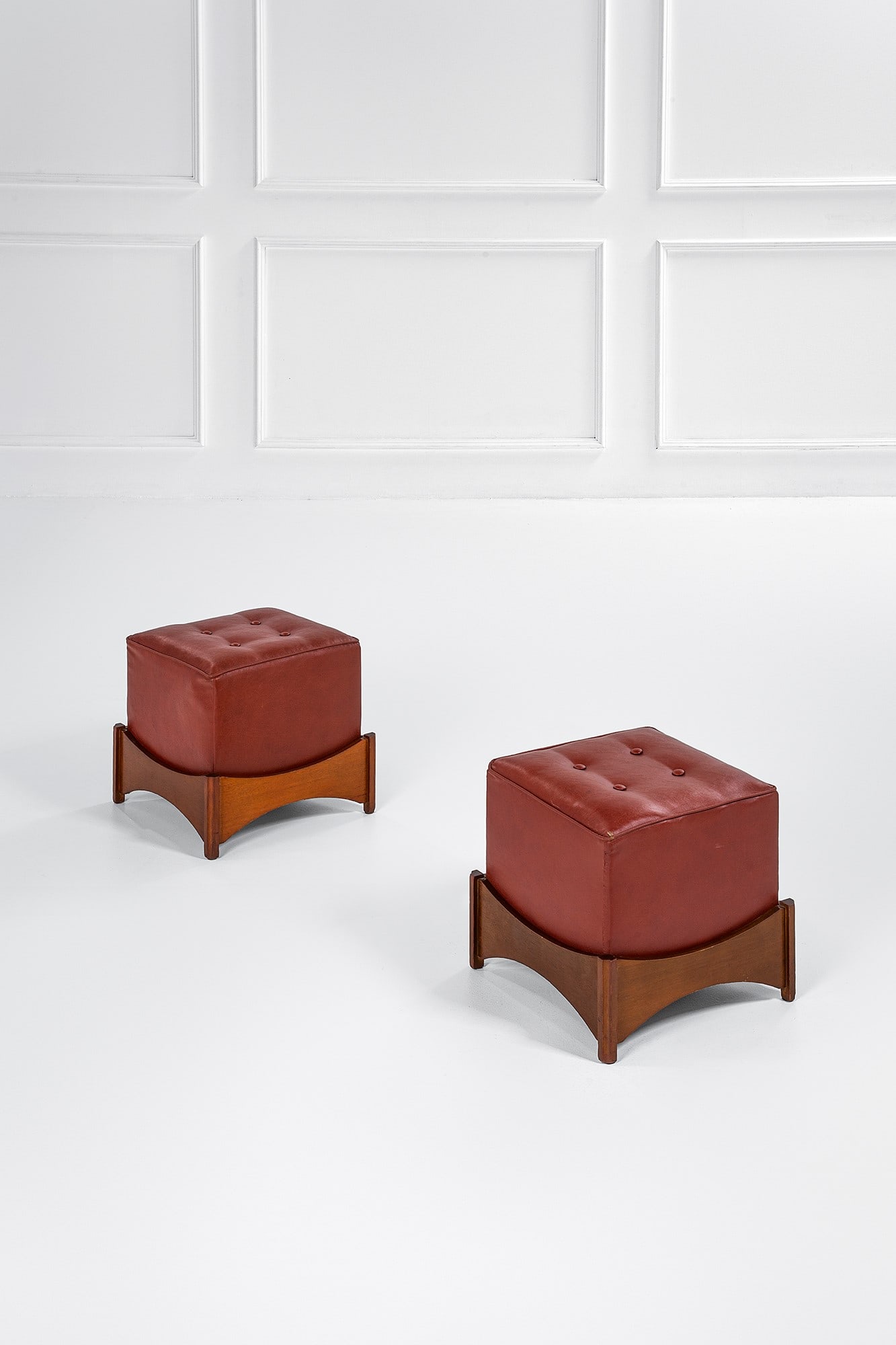 Due sgabelli: Due sgabelli Legno massello, legno impiallacciato, pelle. 1960 ca. cm 41x45x45