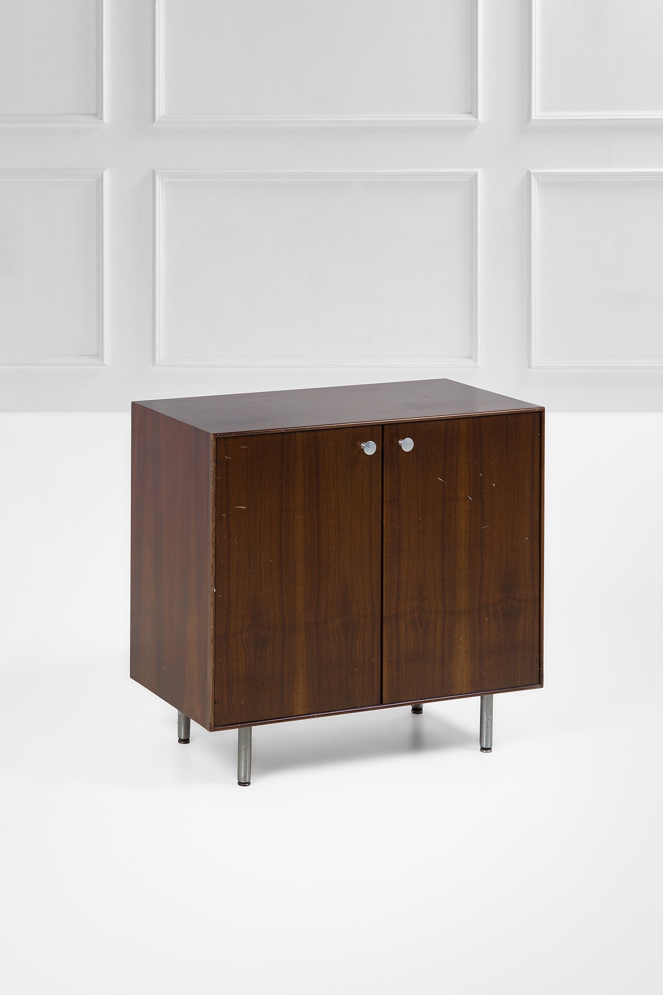 Cabinet: Cabinet Legno impiallacciato, metallo cromato. 1960 ca. cm 82x86x47
