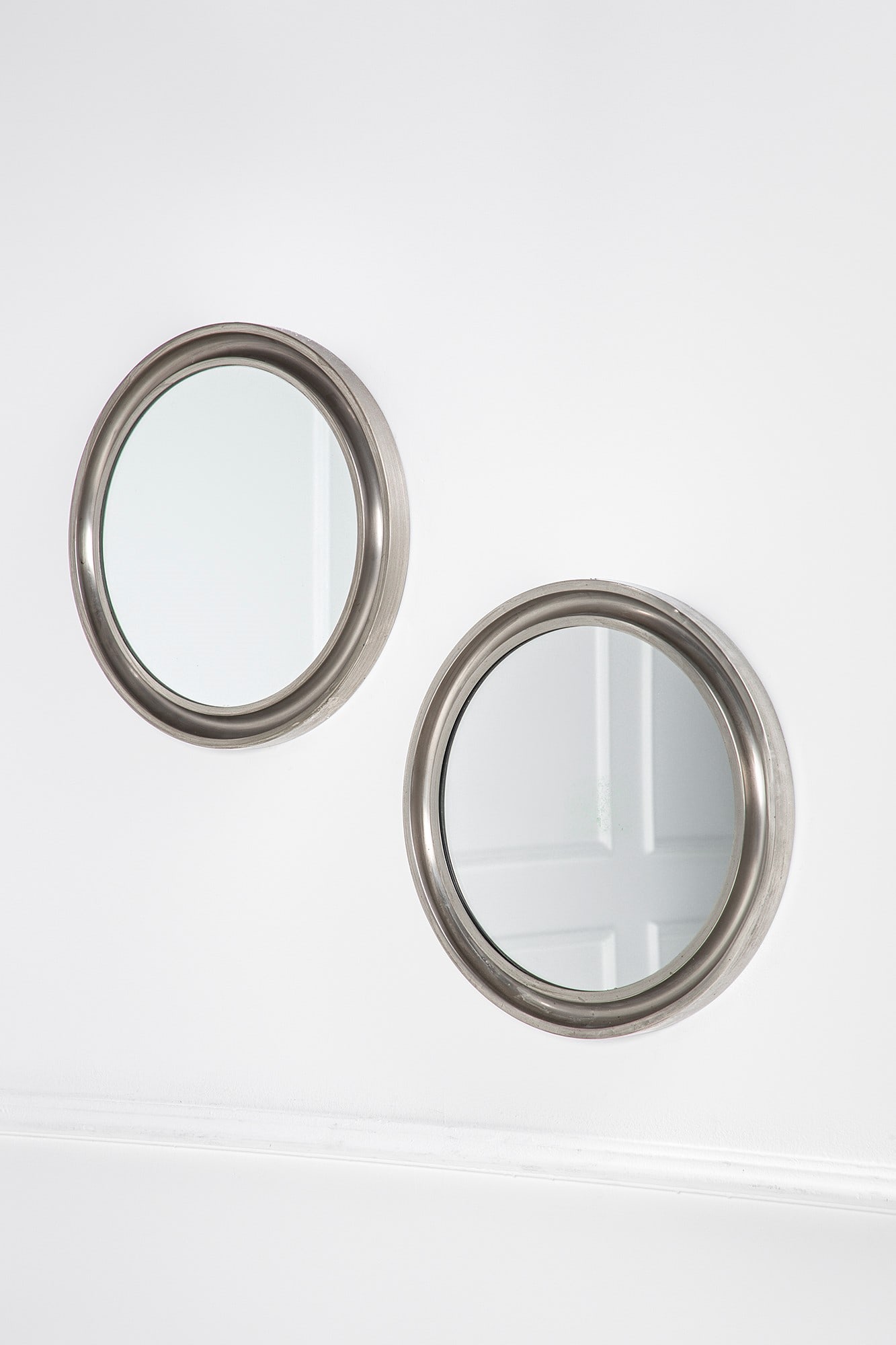 Sergio Mazza. Due specchi da parete mod. Narciso: Due specchi da parete mod. Narciso Ottone nichelato, vetro specchiato. Prod. Studio Artemide, 1960 ca. diam. cm 43, prof. cm 4
