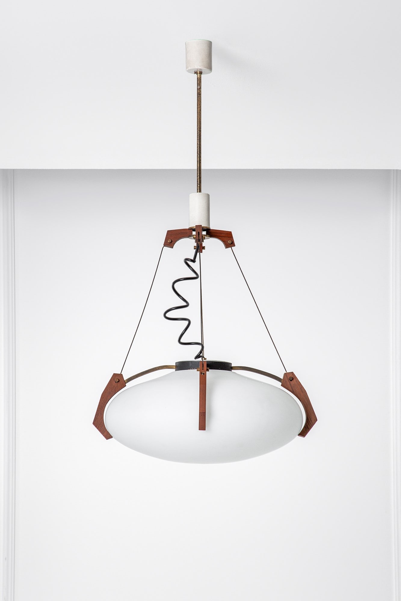 Bruno Chiarini (attr.). Lampada a sospensione: Lampada a sospensione Vetro opalino satinato, legno, metallo verniciato, ottone lucido. 1960 ca. h cm 93, diam. cm 44