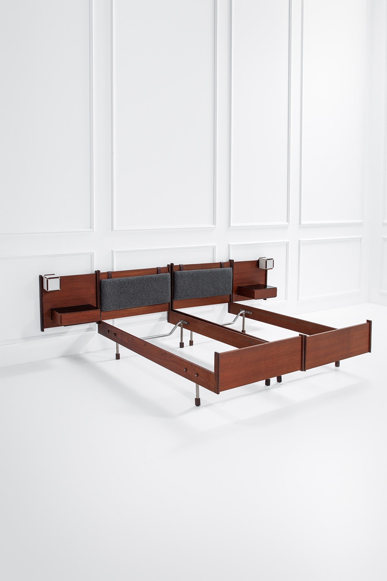 Letto doppio trasformabile con comodini e luce integrati: Letto doppio trasformabile con comodini e luce integrati Legno massello, legno impiallacciato, legno tinto, metacrilato opalino, metallo cromato, tessuto, cuoio. 1960 ca. Singolo modulo cm