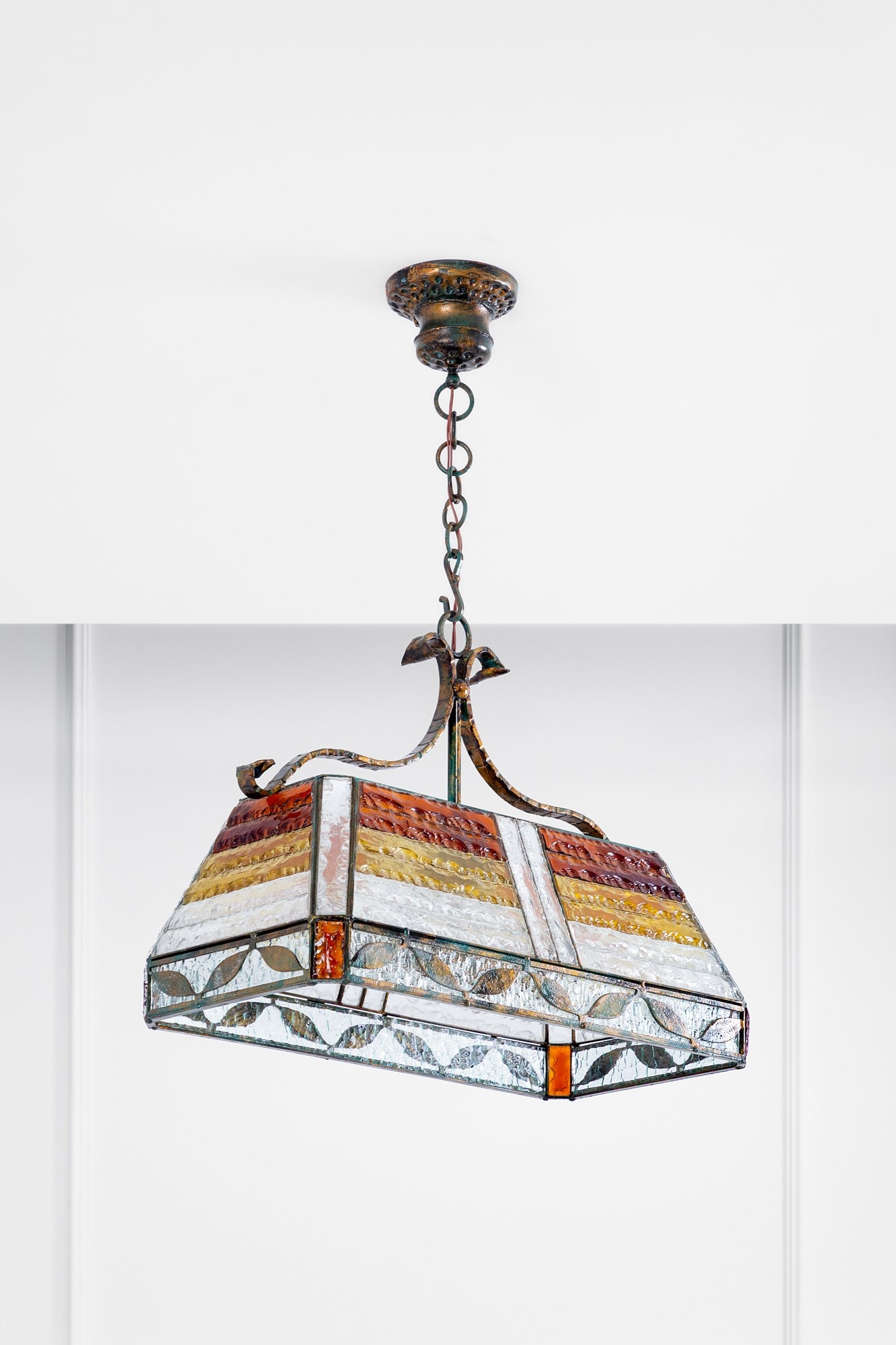 Poliarte (attr.). Grande lampada da biliardo: Grande lampada da biliardo Metallo, vetro colorato e trasparente lavorato a spacco. Prod. Poliarte, 1970 ca. cm 107x35x74