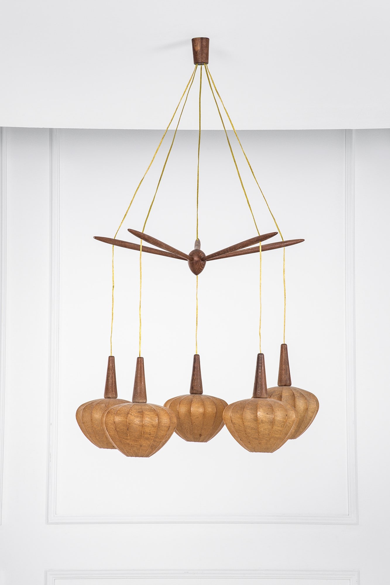 Lampadario in cocoon a cinque luci: Lampadario in cocoon a cinque luci Legno massello tornito, cocoon. 1960 ca. h cm 130, diam. cm 63