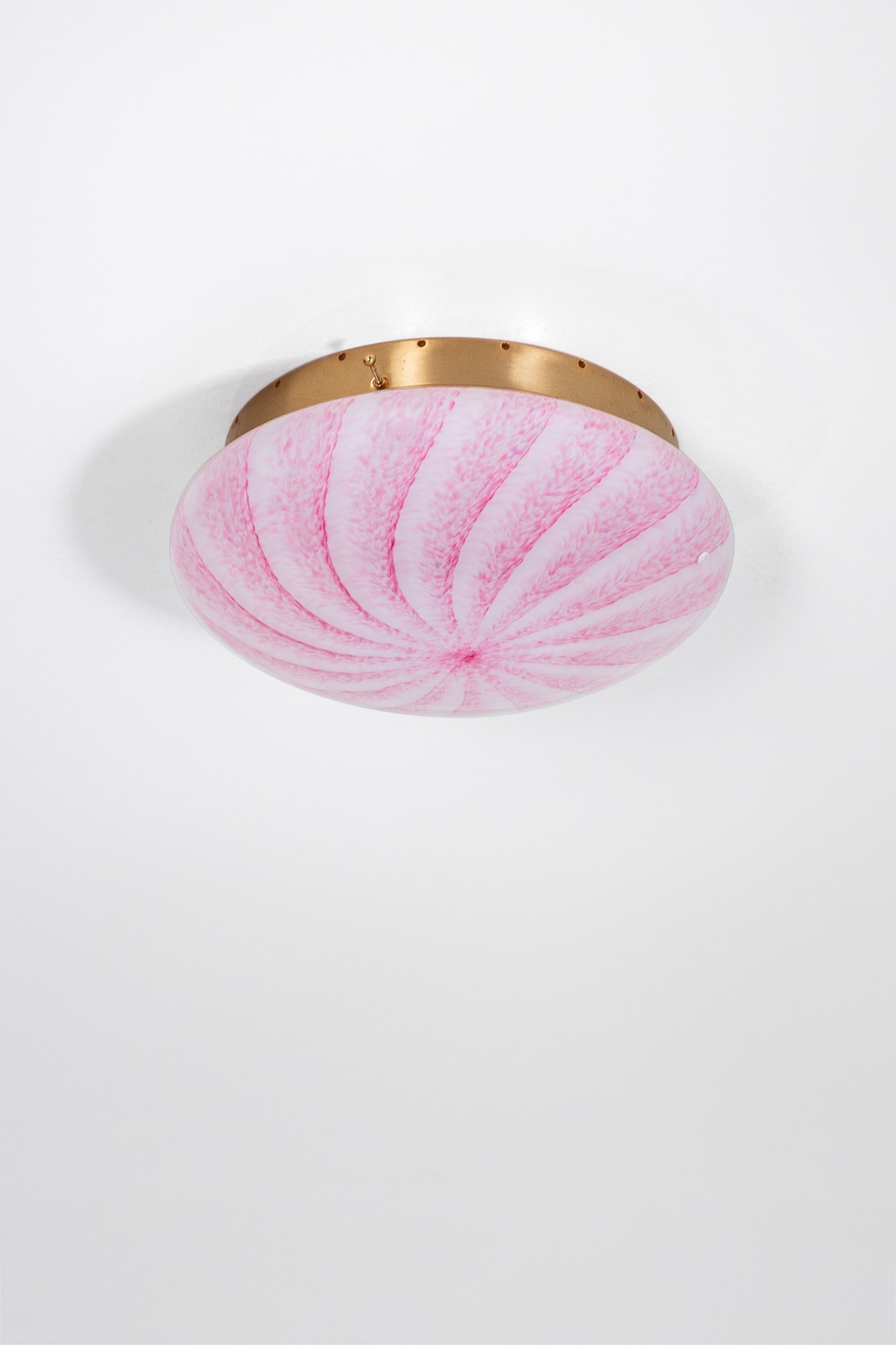 Lampada da plafone: Lampada da plafone Vetro di Murano lattimo con decorazione di vetro rosa, ottone lucido. Prod. La Murrina, 1970 ca. Marchio del produttore. h cm 17, diam. cm 53