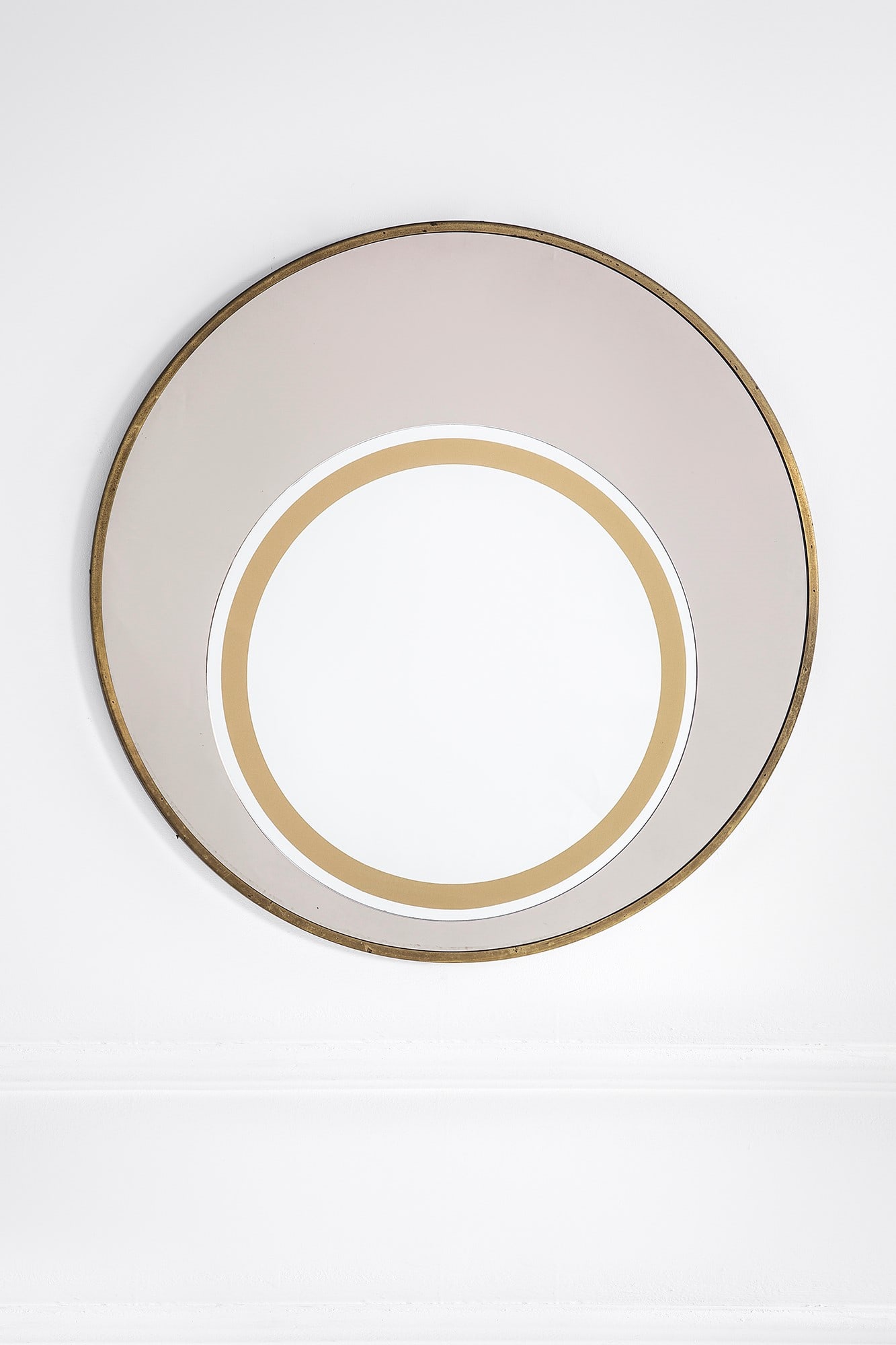 Cristal Art. Specchio da parete: Specchio da parete Vetro specchiato, vetro specchiato colorato, ottone. 1960 ca. diam. cm 71, prof. cm 2