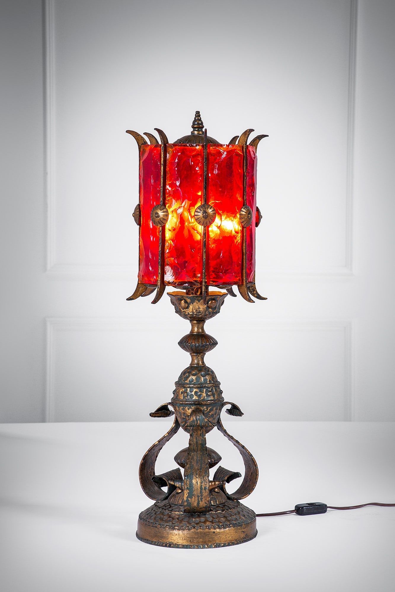 Lampada tavolo: Lampada da tavolo Vetro colorato lavorato a spacco, metallo ottonato. 1970 ca. h cm 78, diam. cm 27