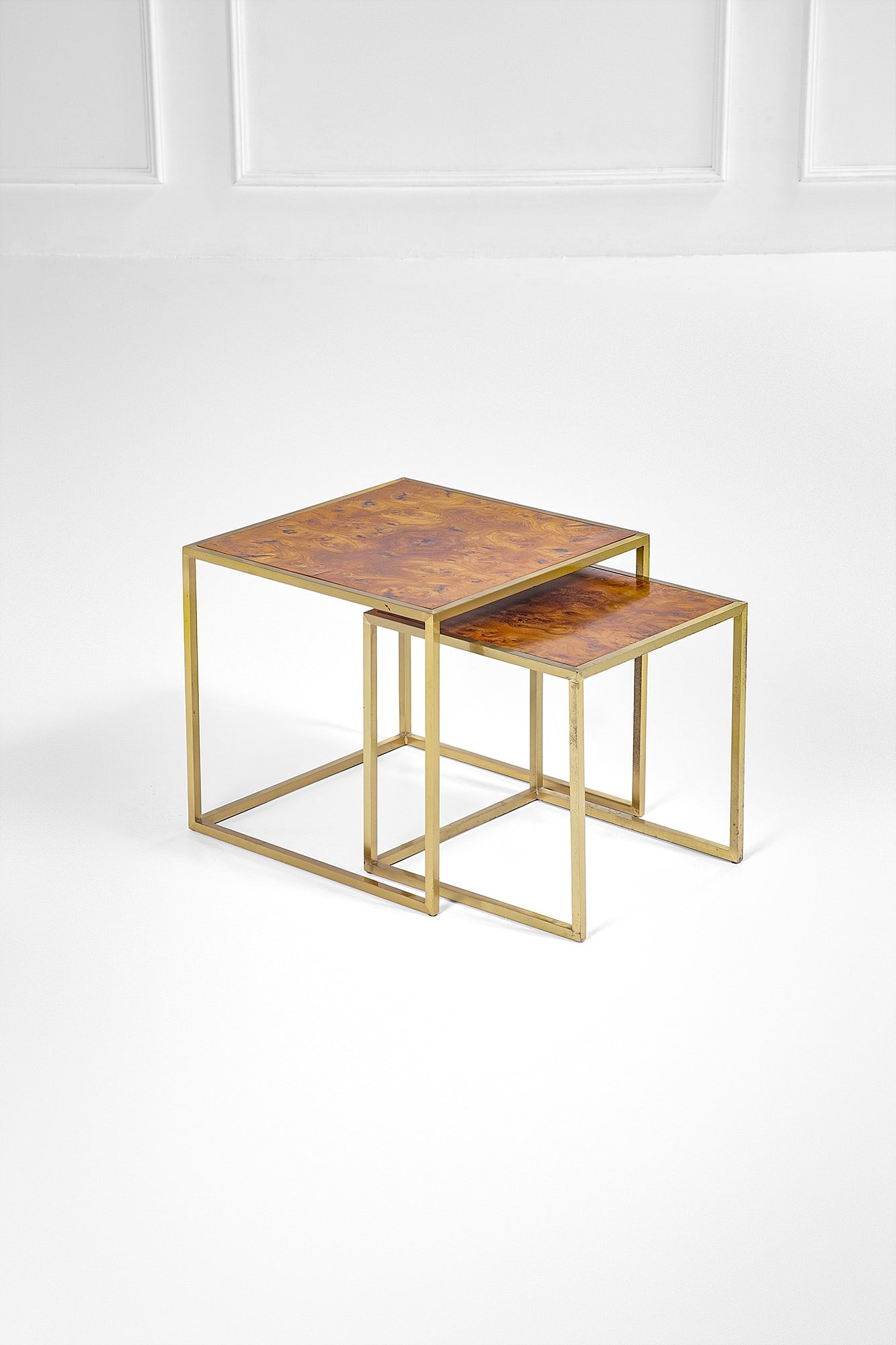Due tavolini sovrapponibili: Due tavolini sovrapponibili Ottone, legno di radica. 1970 ca. cm 40x40x40; cm 45x50x50