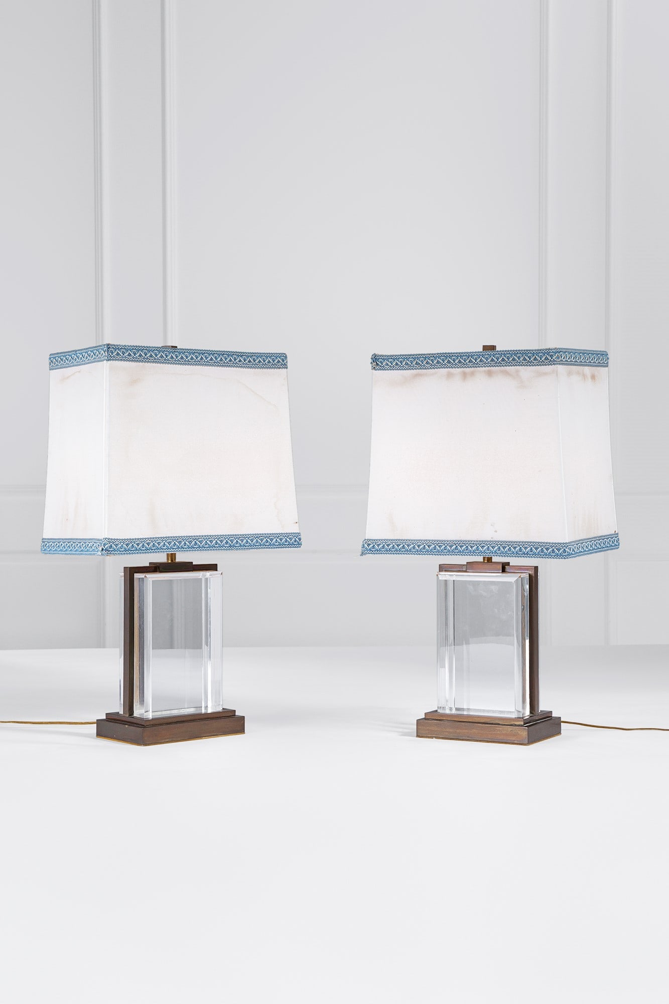 Due lampade da tavolo: Due lampade da tavolo Ottone, metacrilato trasparente, tessuto. 1970 ca. cm 59x34x21