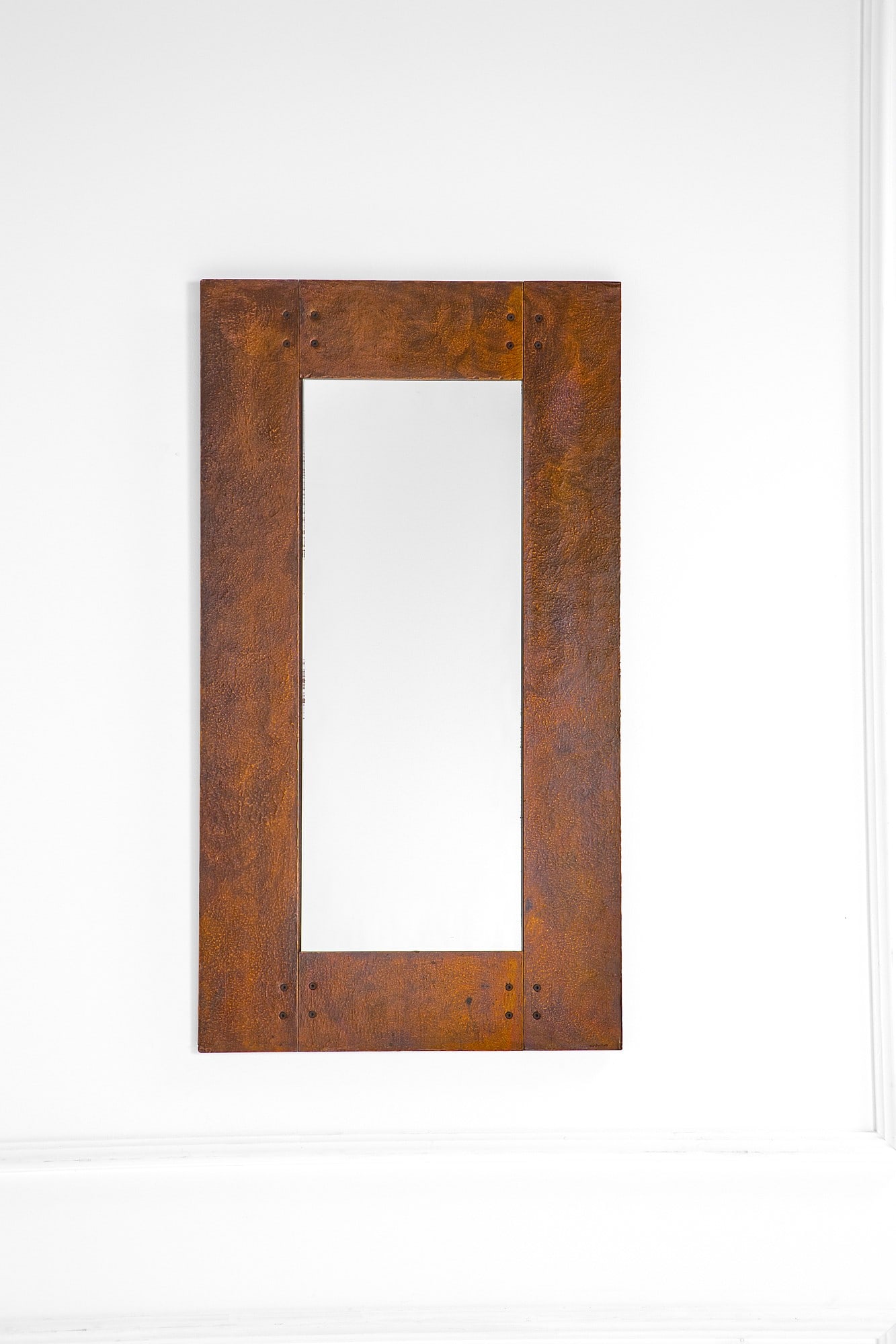 Lorenzo Burchiellaro. Specchiera: Specchiera Legno, rame lavorato a sbalzo, vetro specchiato. 1970 ca. Firma del designer. cm 110x60x2