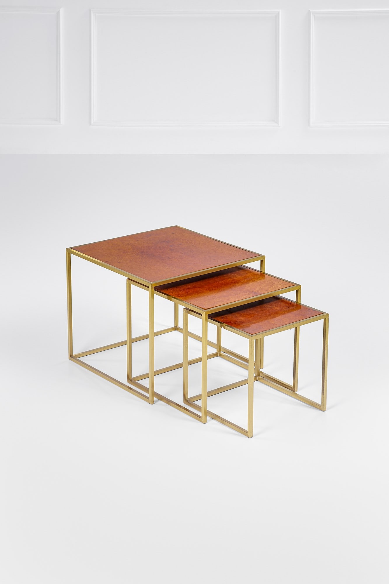 Tre tavolini sovrapponibili: Tre tavolini sovrapponibili Ottone, legno di radica. 1970 ca. cm 50x60x60; cm 45x50x50; cm 40x40x40