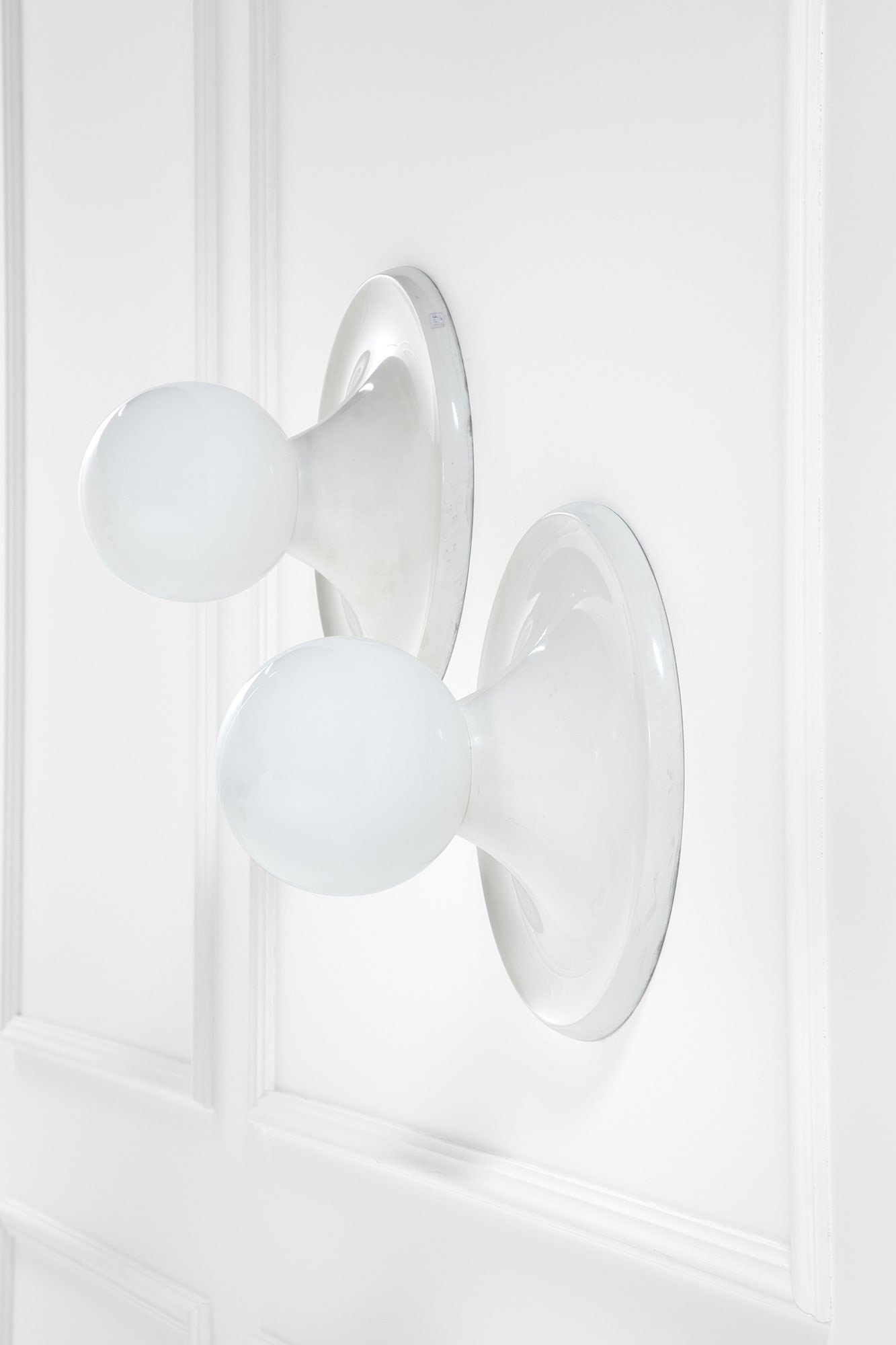 Achille e Pier Giacomo Castiglioni. Due lampade da parete o da soffitto mod. Light Ball grande (1 of 4)