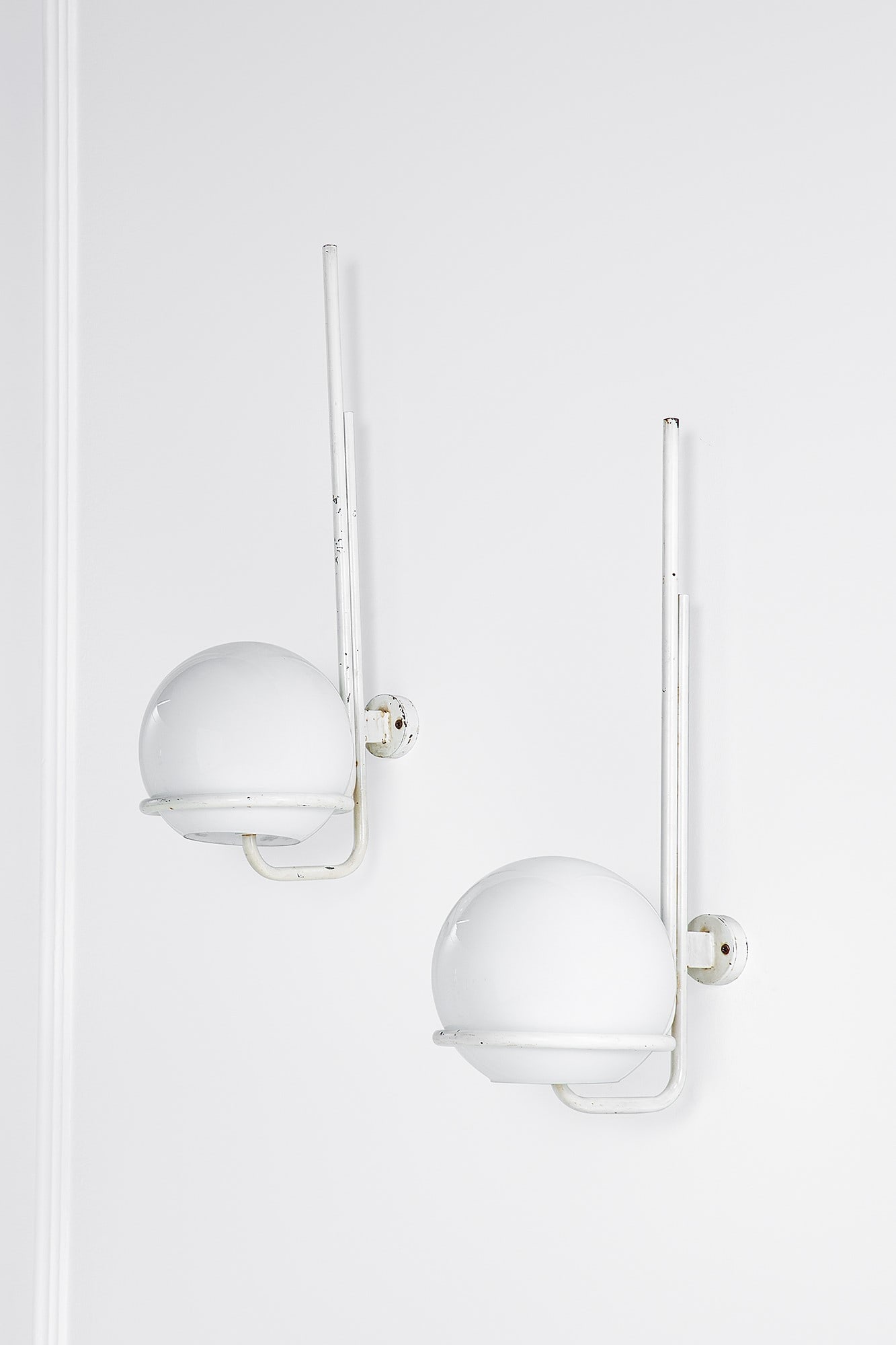 Candle (attr.). Due lampade da parete: Due lampade da parete Metallo verniciato, vetro opalino. 1970 ca. cm 60x19x30
