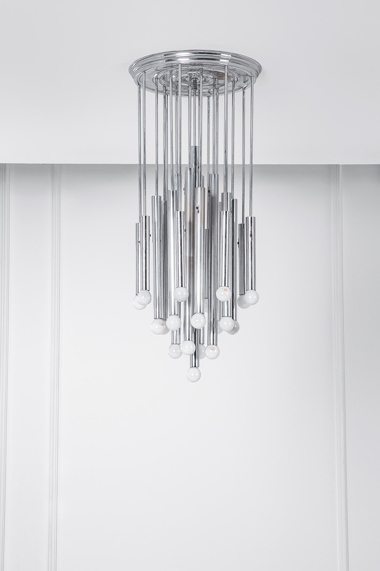 Esperia (attr.). Lampadario: Lampadario Metallo cromato. 1970 ca. h cm 95, diam. cm 50