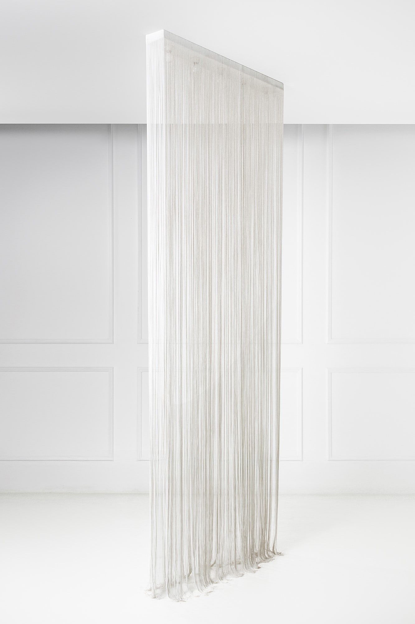 Mariyo Yagi & Studio Simon. Garbo, sistema di illuminazione da soffitto mod. 4485: Garbo, sistema di illuminazione da soffitto mod. 4485 Metallo verniciato, tessuto sintetico termoresistente. Prod. Sirrah, 1976 ca. Etichetta del produttore. cm 300x110x14 Literature: Domus 582,