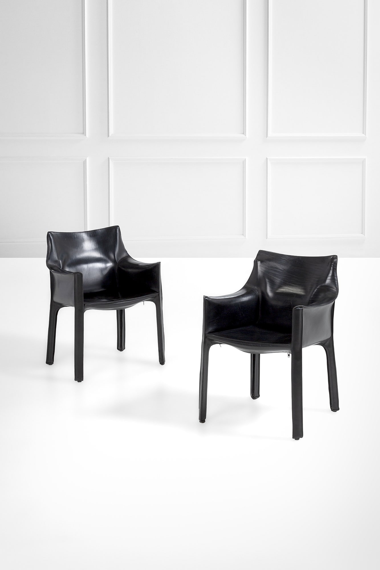 Mario Bellini. Due poltrone mod. Cab: Due poltrone mod. Cab Struttura rivestita completamente in pelle. Prod. Cassina, 1970 ca. Marchio del produttore. cm 80x57x50