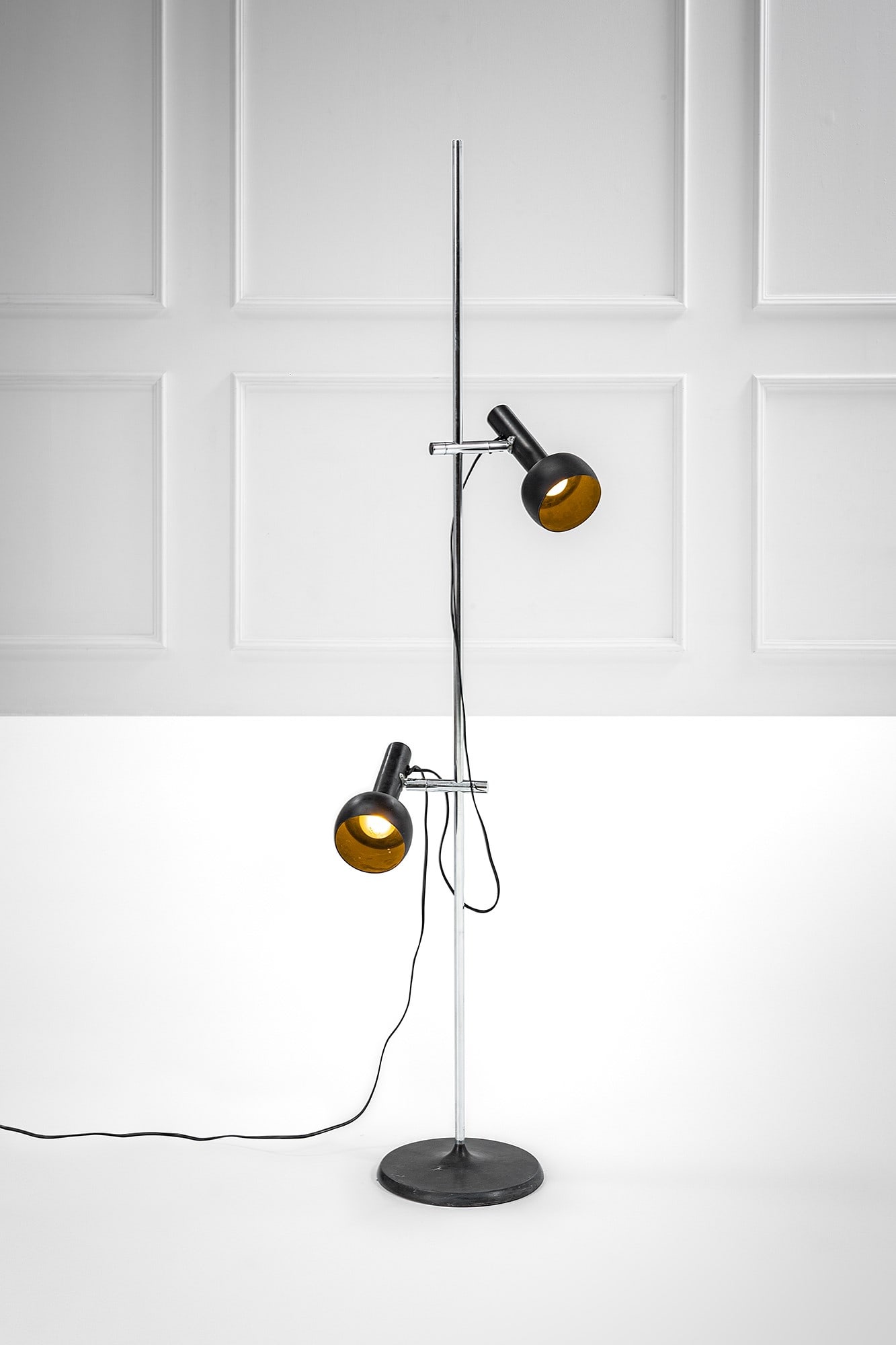 Lampada da terra: Lampada da terra Metallo cromato, metallo verniciato. Spot regolabili in altezza e orientabili. 1960 ca. cm 167x36x25