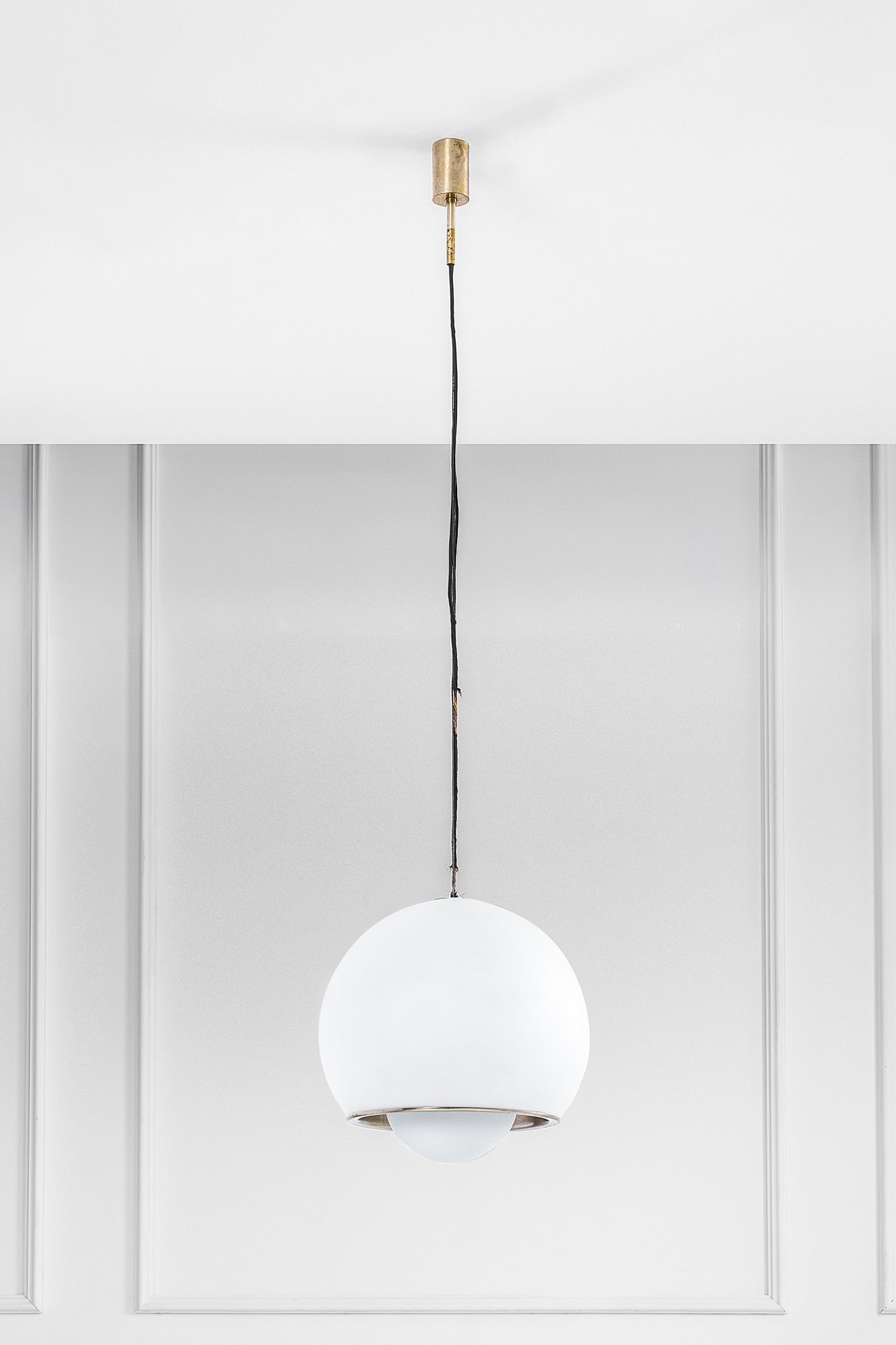Fontana Arte. Lampada a sospensione mod. 2465: Lampada a sospensione mod. 2465 Ottone cromato, vetro opalino satinato, alluminio laccato. Prod. Fontana Arte, 1960 ca. h cm 150, diam. cm 40 Literature: Quaderni di Fontana Arte n.10, p. 117.