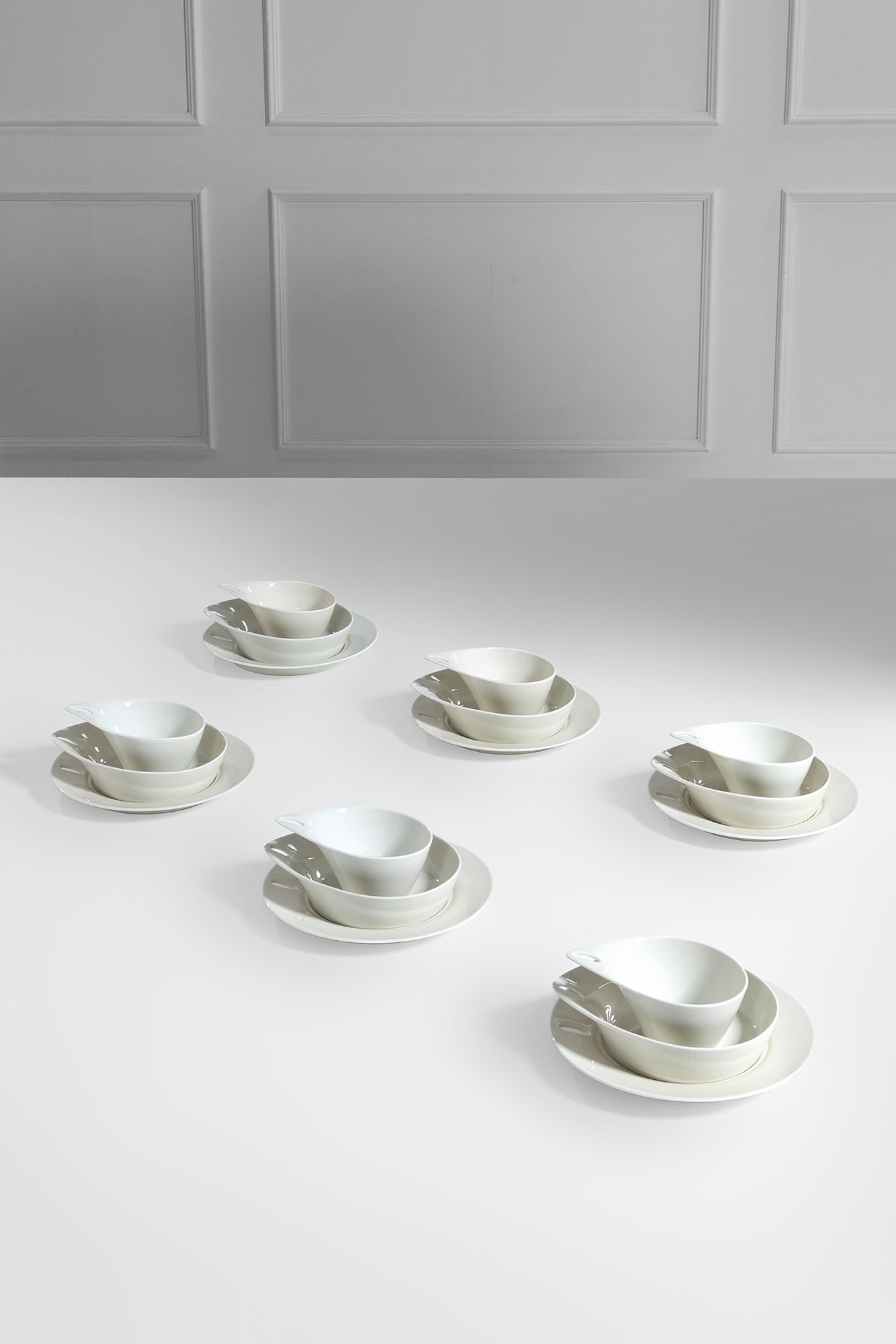 Philippe Starck. Servizio della serie Faitoo: Servizio della serie Faitoo Servizio da sei coperti composto da sei piatti piani, sei piatti fondi, sei coppette. Porcellana bianca. Prod. Officina Alessi, 1995 ca. Al retro produttore e designer. cm