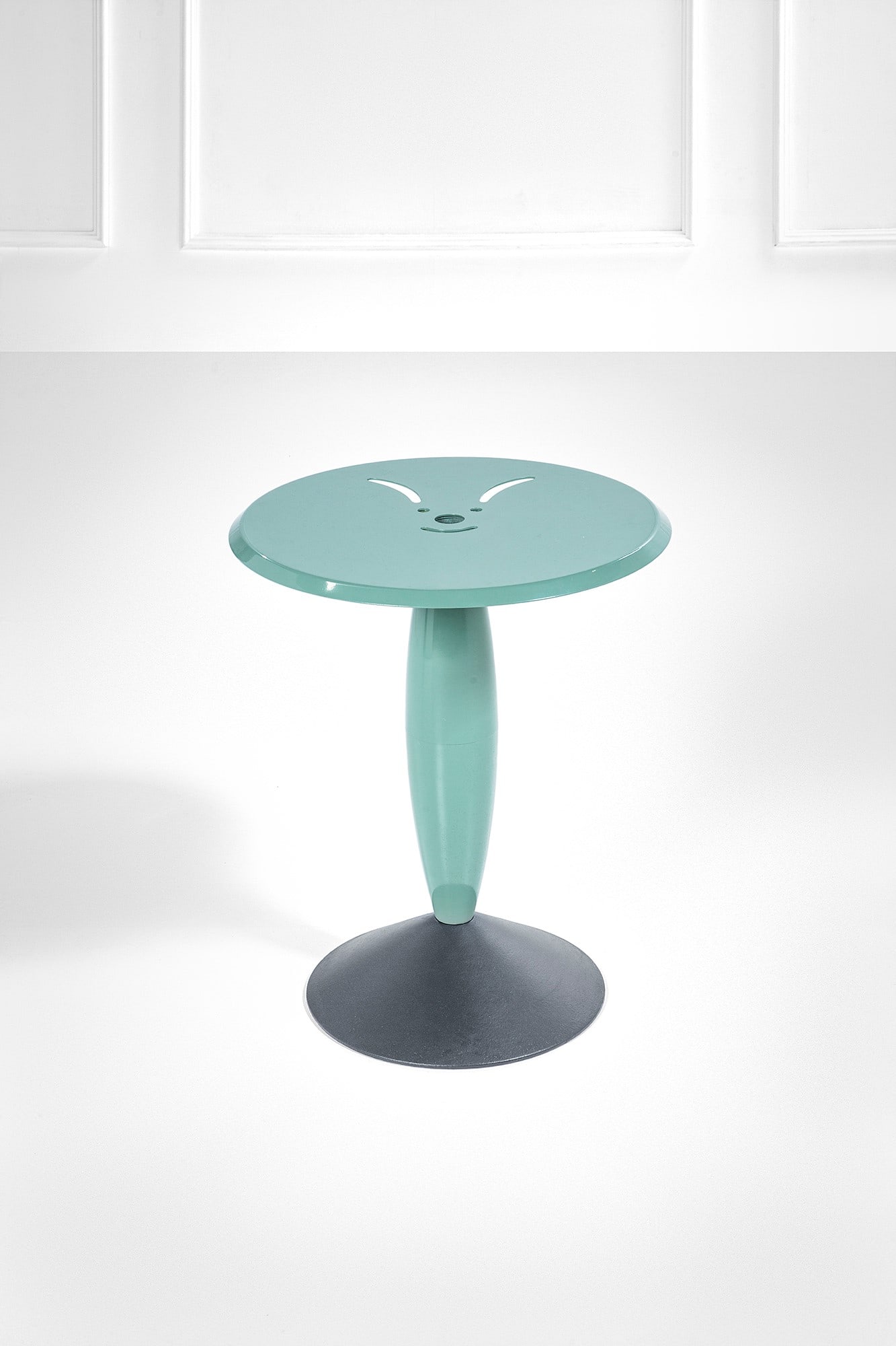 Philippe Starck. Tavolino mod. Clown: Tavolino mod. Clown Metallo verniciato. Prod. Driade, 1988. h cm 74, diam. cm 60